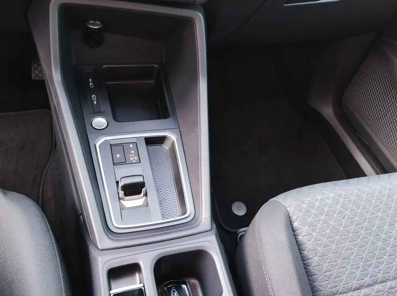 Ford Grand Tourneo 2026 — фото 15
