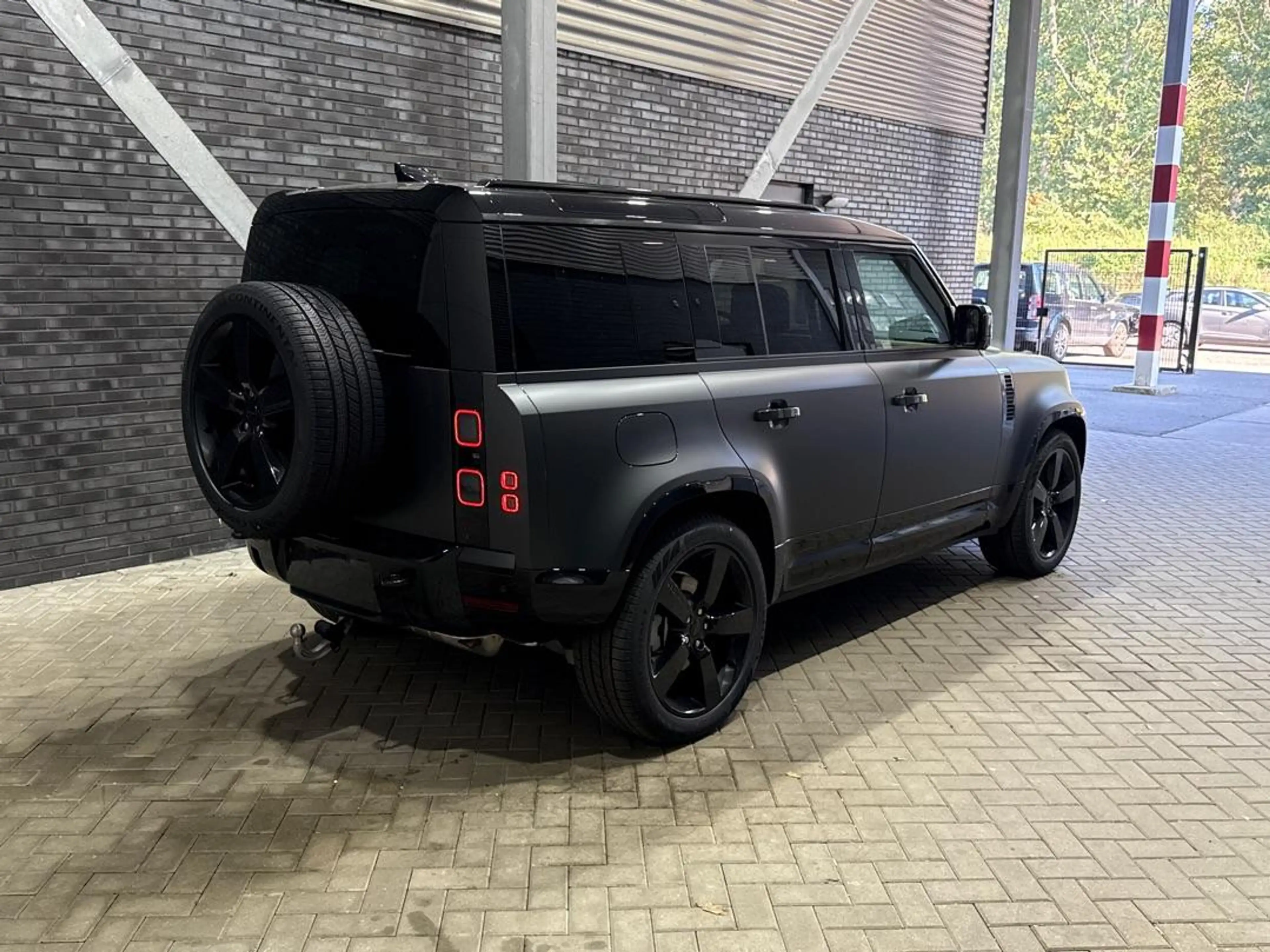 Land Rover Defender 110 P300e X-Dynamic HSE | SATIN | ClearSight | Mer — photo 2