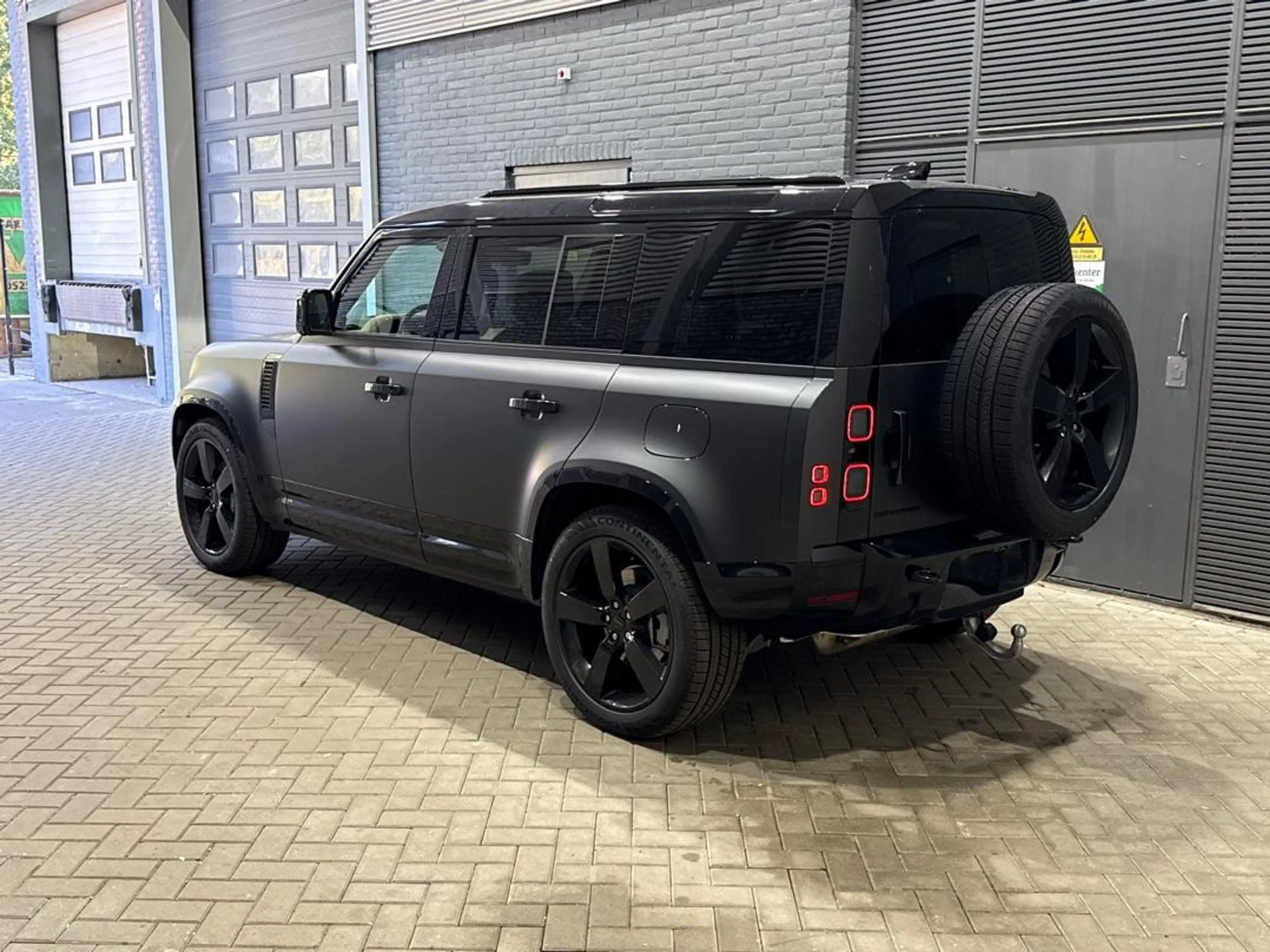 Land Rover Defender 110 P300e X-Dynamic HSE | SATIN | ClearSight | Mer — photo 3