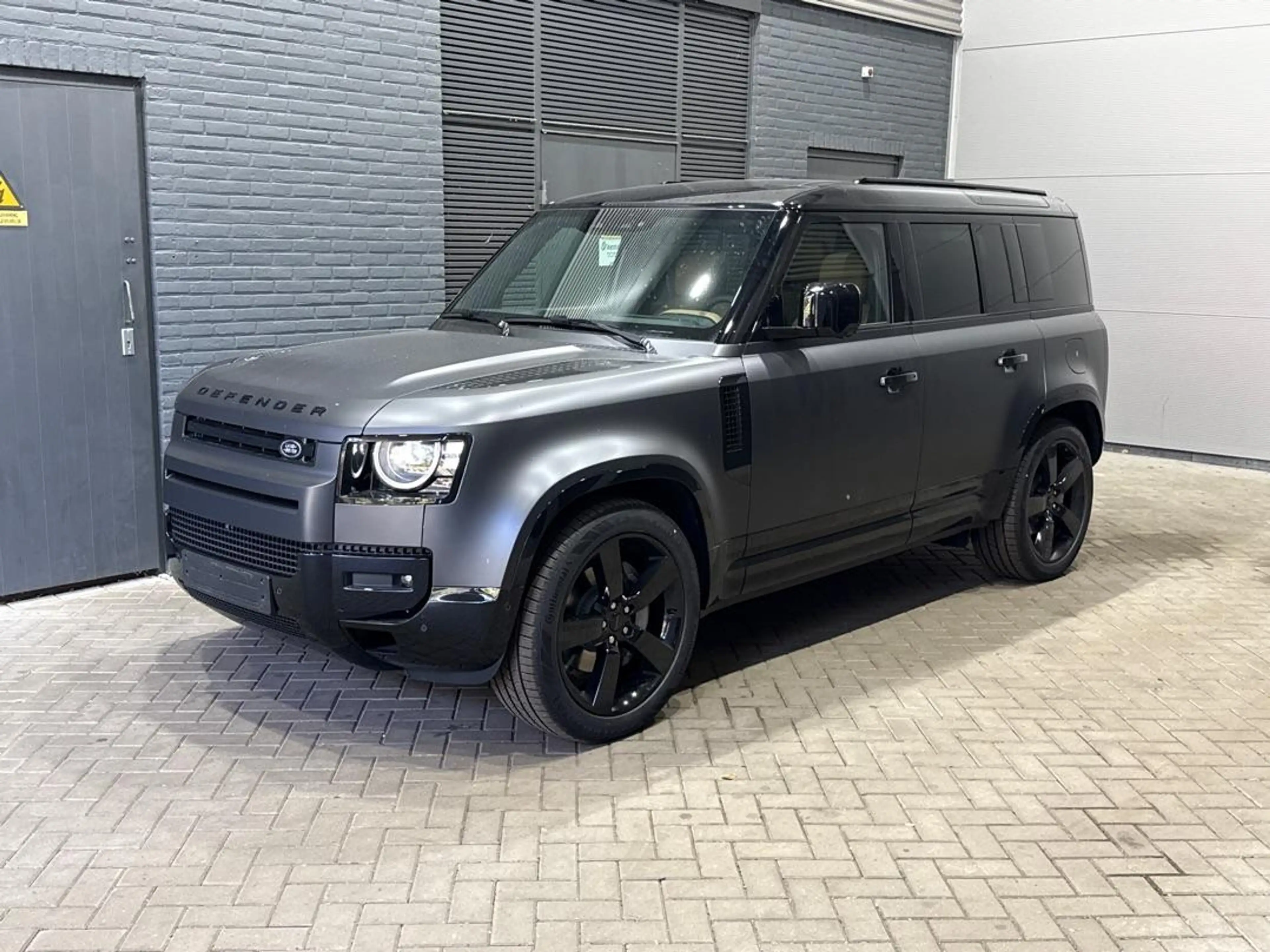 Land Rover Defender 110 P300e X-Dynamic HSE | SATIN | ClearSight | Mer — photo 4