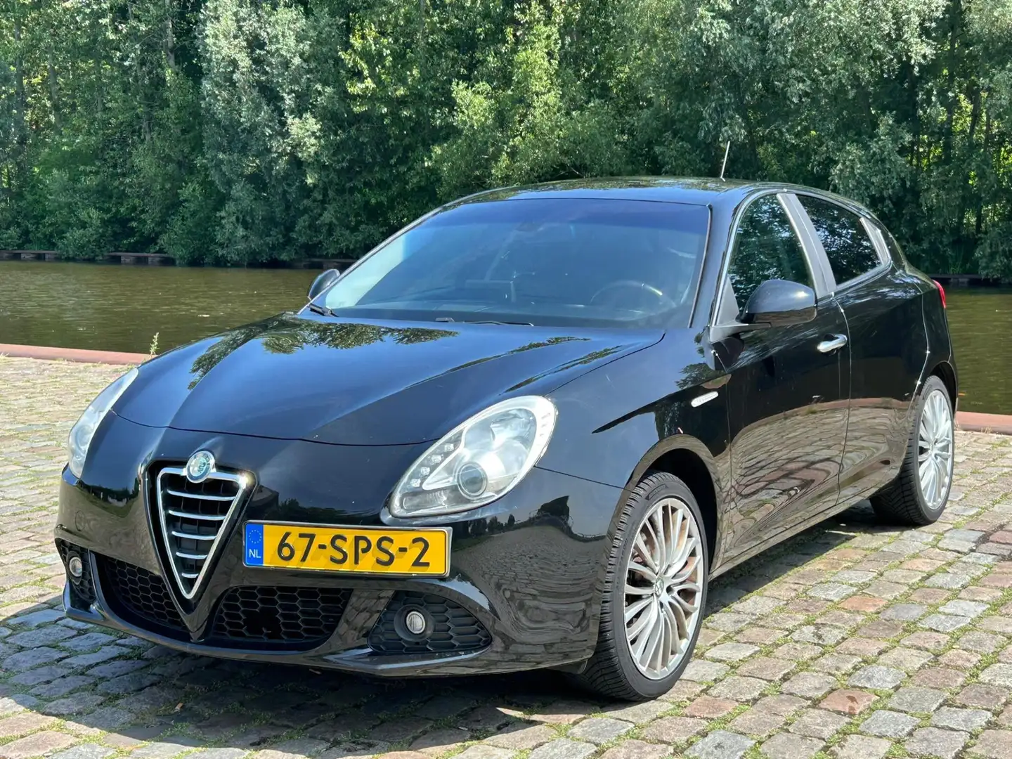 Alfa Romeo Giulietta 1.4 T Distinctive Automaat airco cruis control cv Zwart - 2