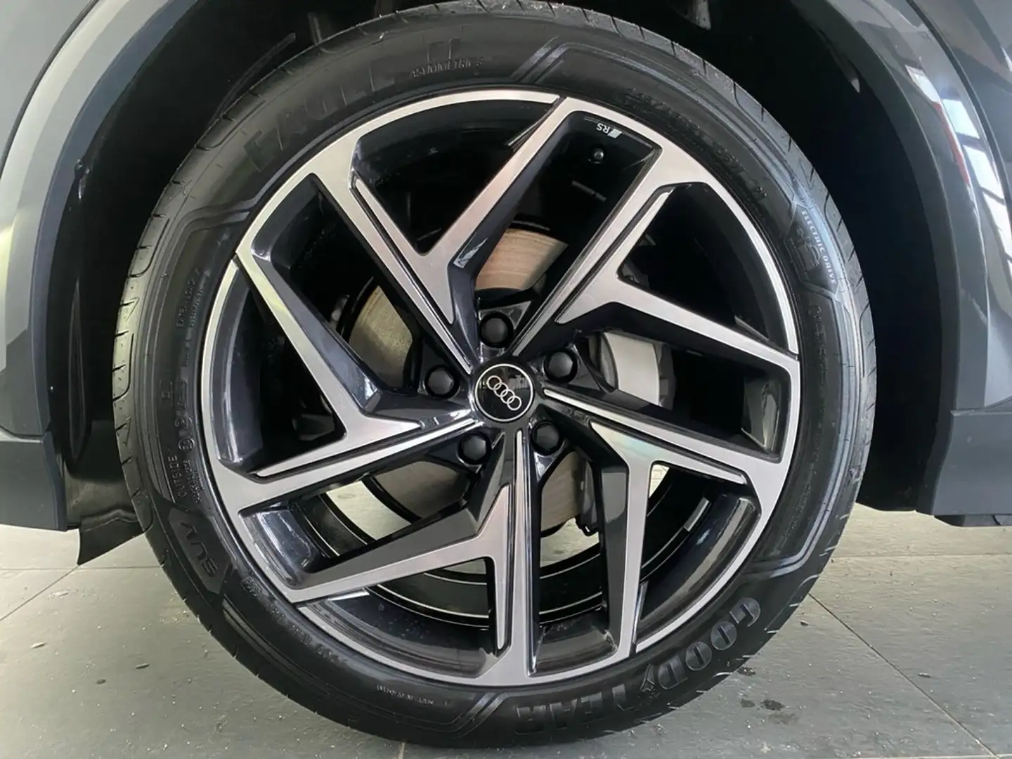 Audi e-tron quattro S line PANO+HUD+AHK+360° Grau - 2