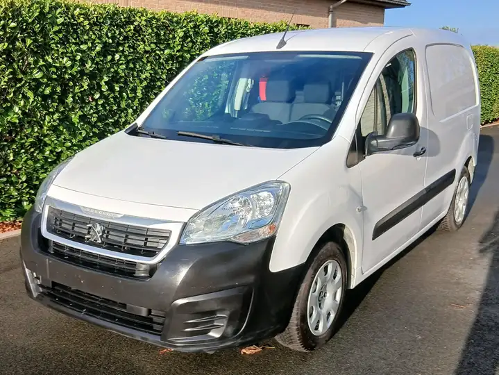 Peugeot Partner 1.6 diesel    2019    76500  3plaatsen gps  trekhaak            8950€