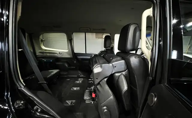 Mitsubishi Pajero view 13