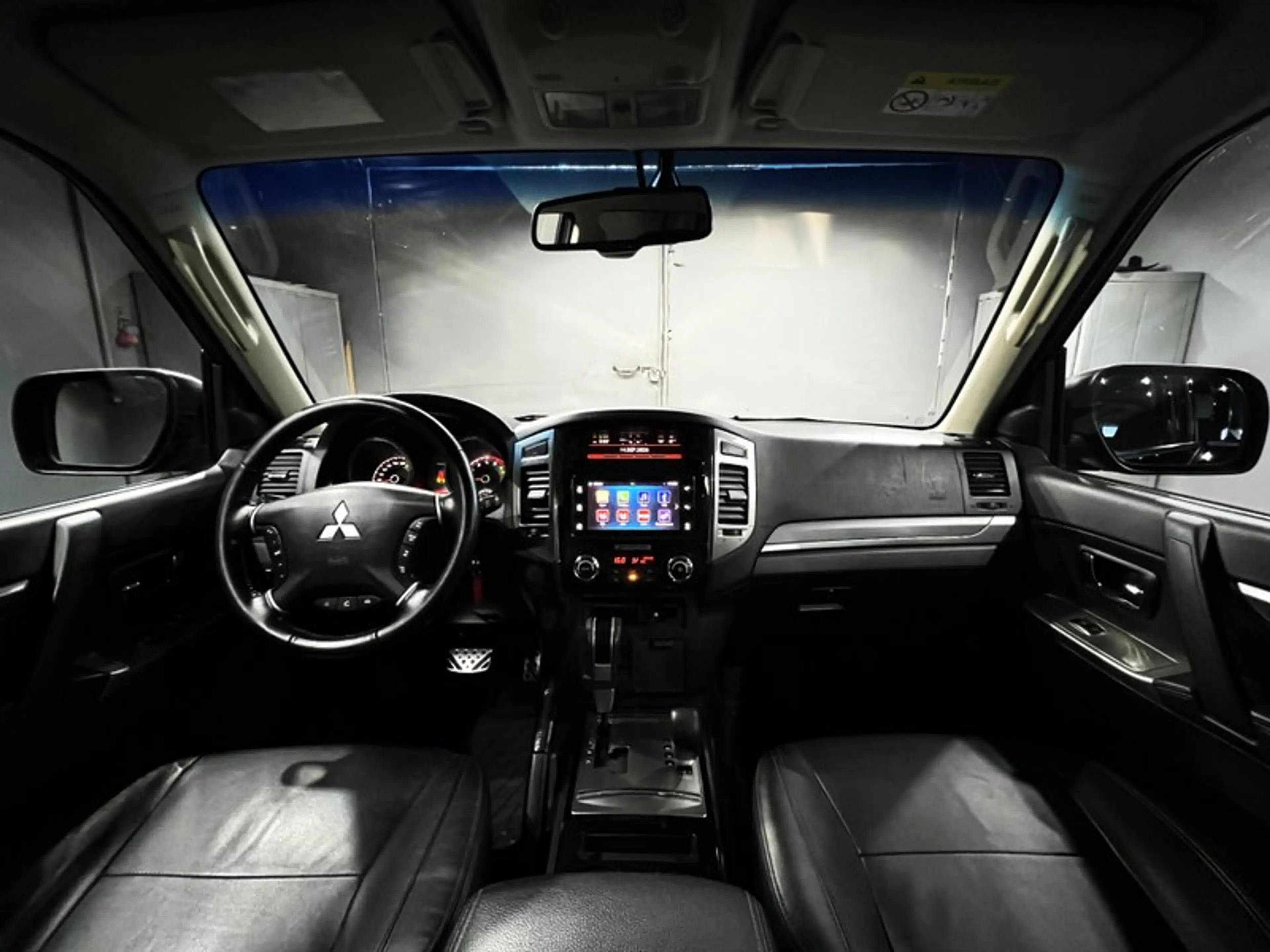 Mitsubishi Pajero 3.2 DI-D 4WD Edition 100|7 SITZER|LEDER|AHK|LED — photo 15
