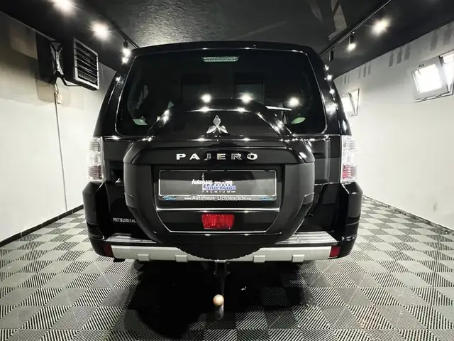 Mitsubishi Pajero view 7