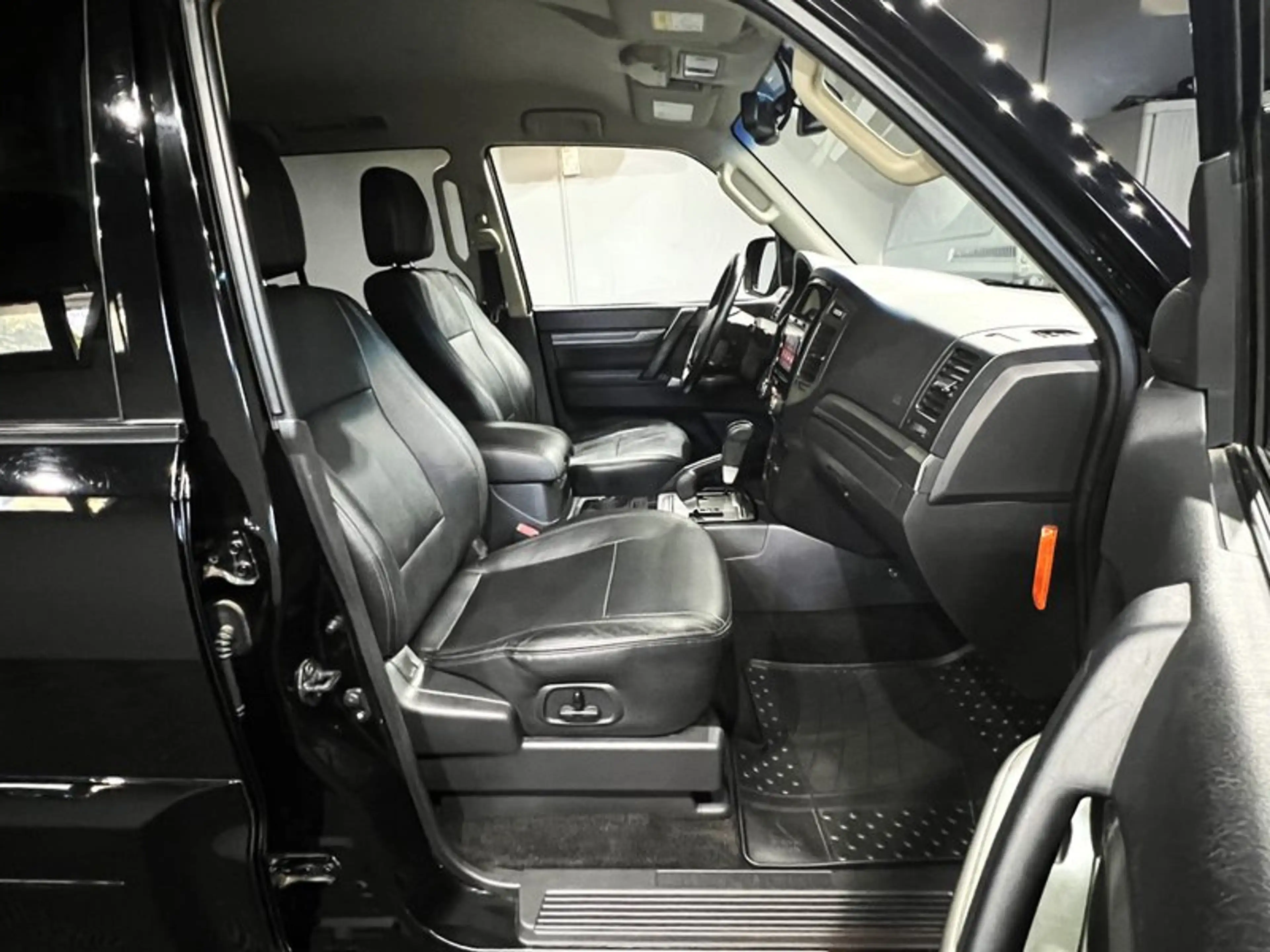 Mitsubishi Pajero 3.2 DI-D 4WD Edition 100|7 SITZER|LEDER|AHK|LED — photo 11
