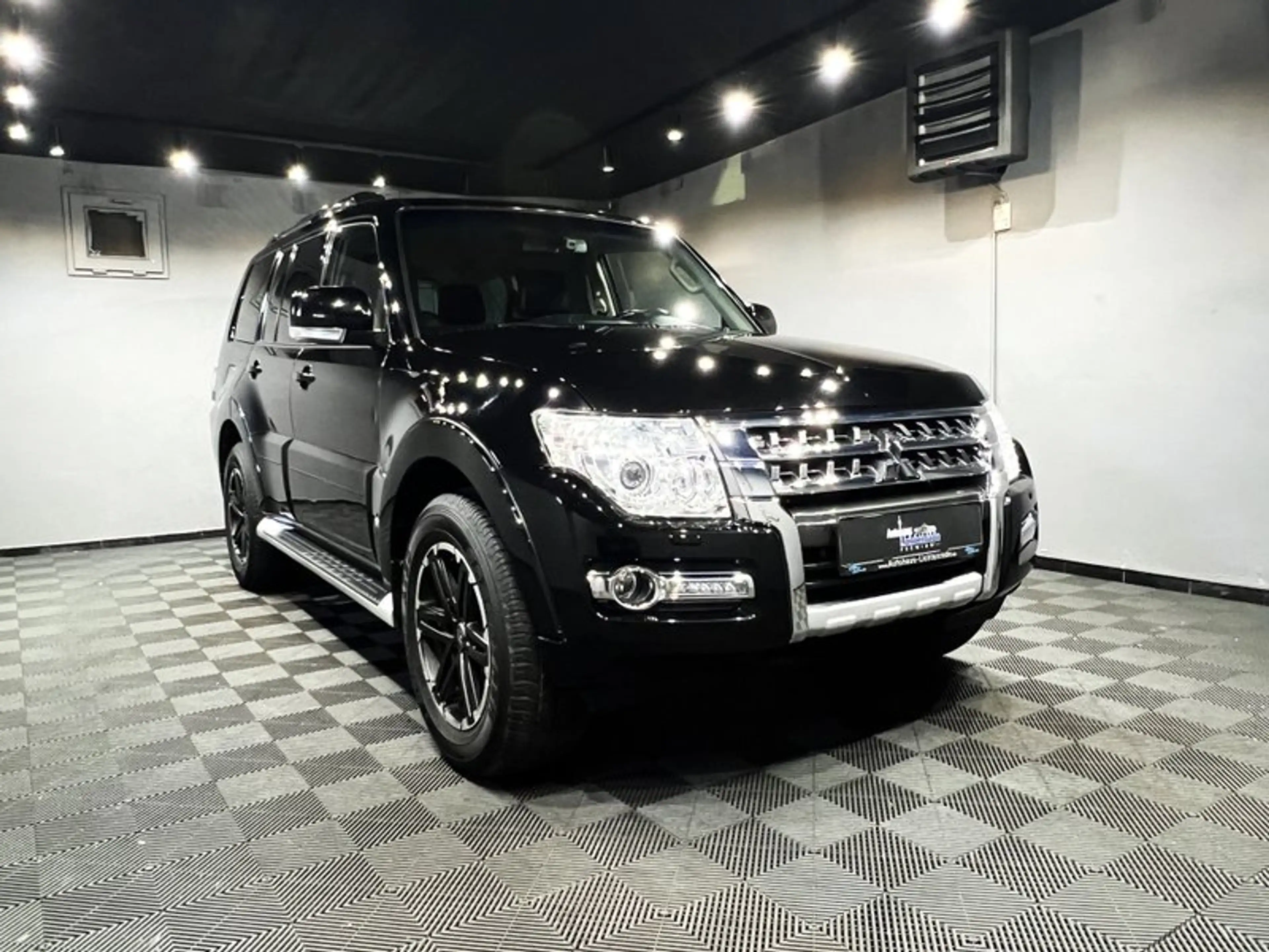 Mitsubishi Pajero 3.2 DI-D 4WD Edition 100|7 SITZER|LEDER|AHK|LED — photo 2