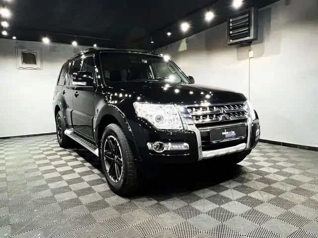 Mitsubishi Pajero view 2