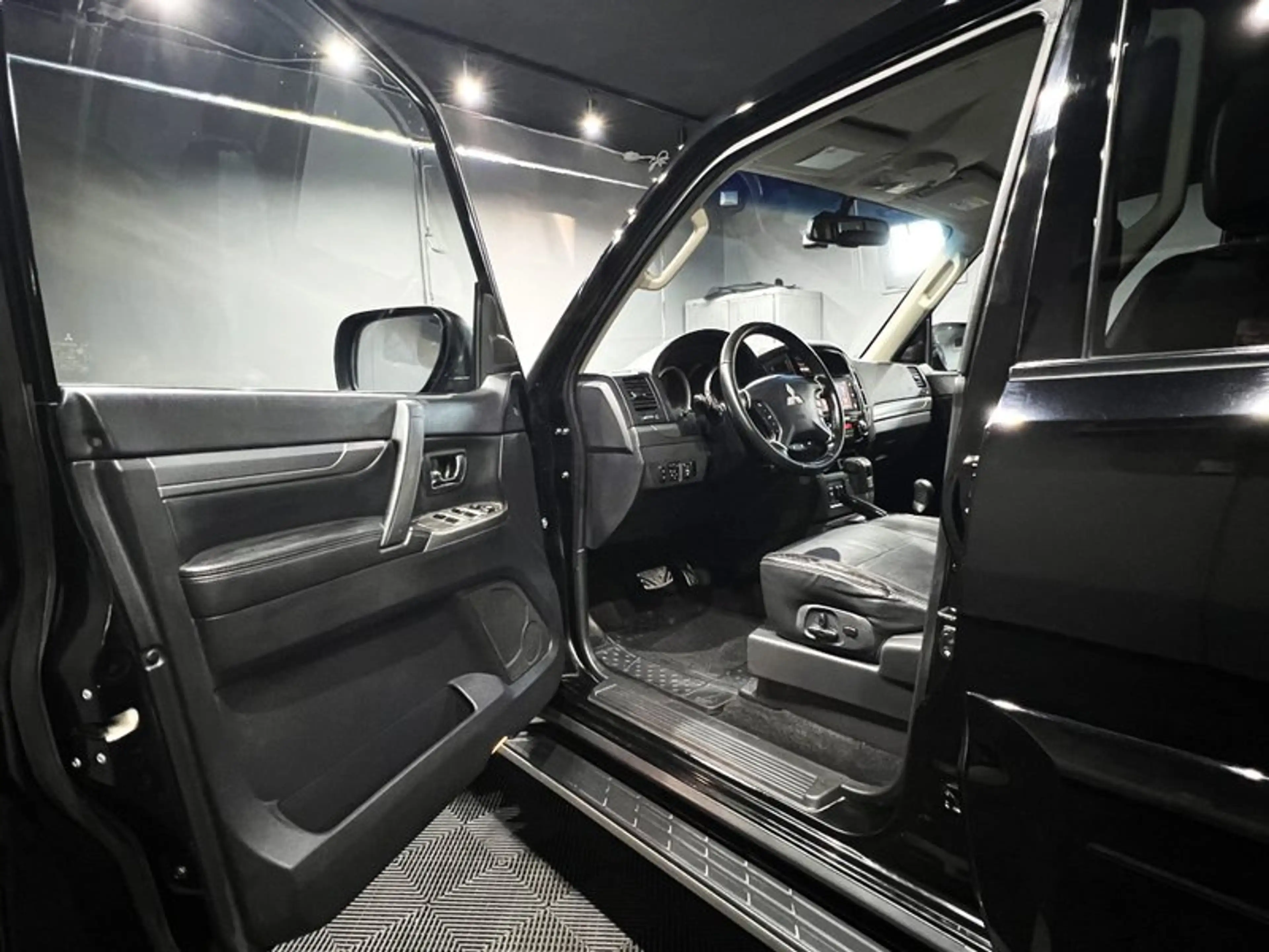 Mitsubishi Pajero 3.2 DI-D 4WD Edition 100|7 SITZER|LEDER|AHK|LED — photo 9