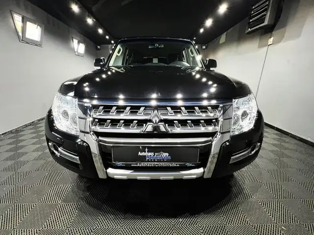 Mitsubishi Pajero view 6