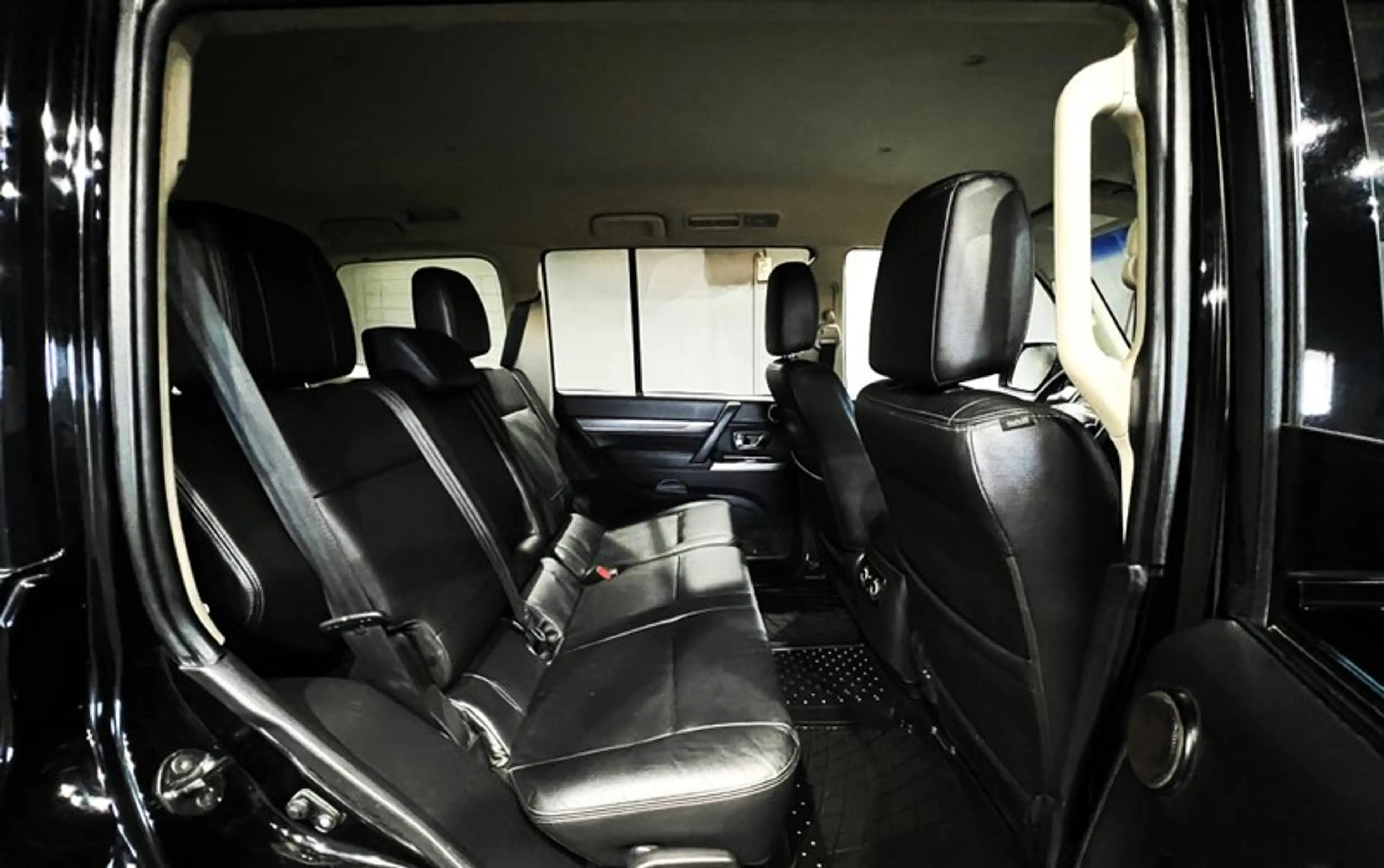 Mitsubishi Pajero 3.2 DI-D 4WD Edition 100|7 SITZER|LEDER|AHK|LED — photo 12