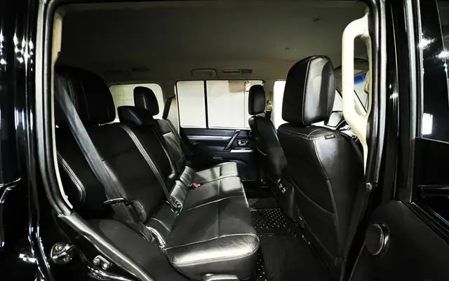 Mitsubishi Pajero view 12