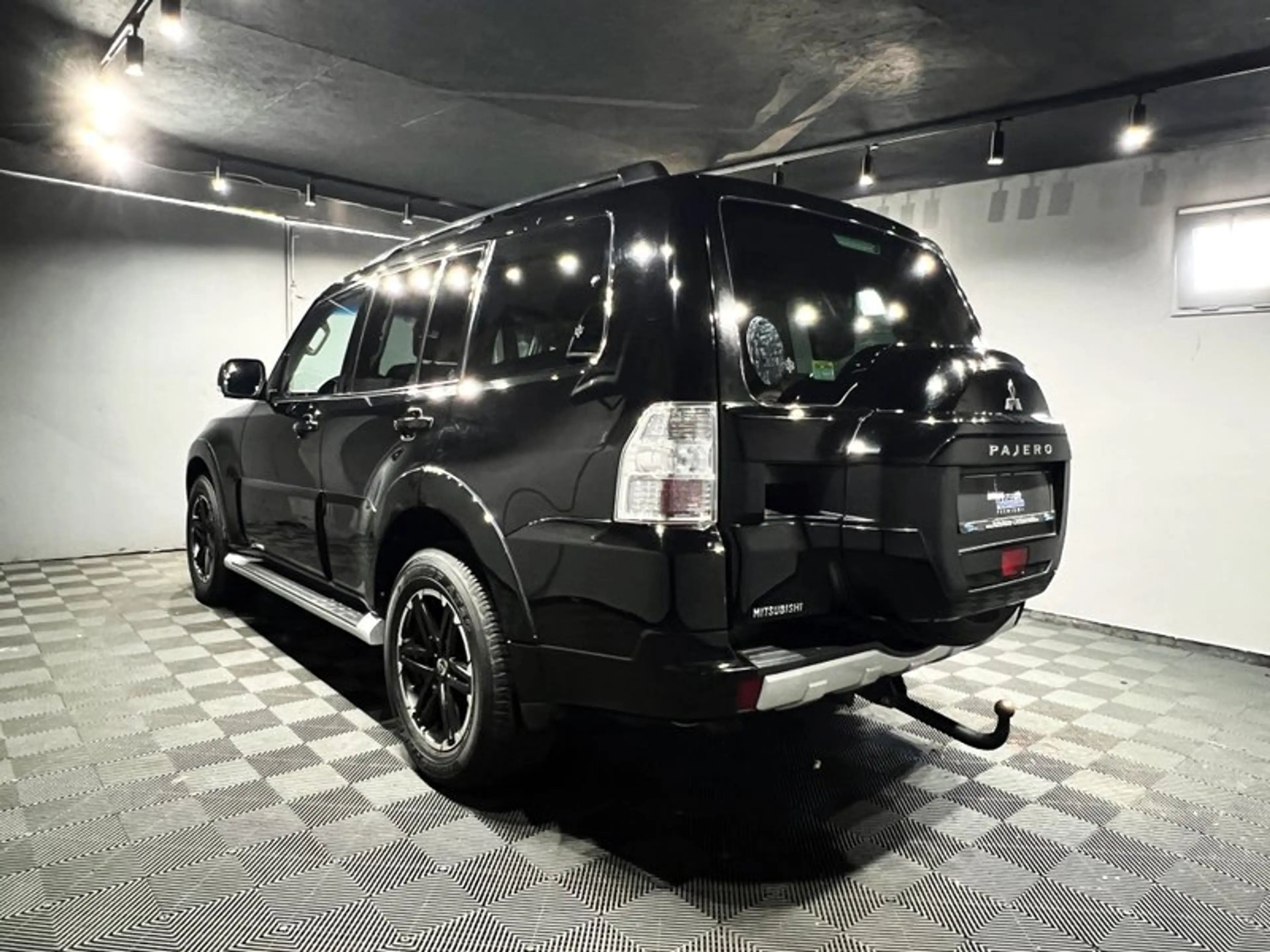 Mitsubishi Pajero 3.2 DI-D 4WD Edition 100|7 SITZER|LEDER|AHK|LED — photo 3