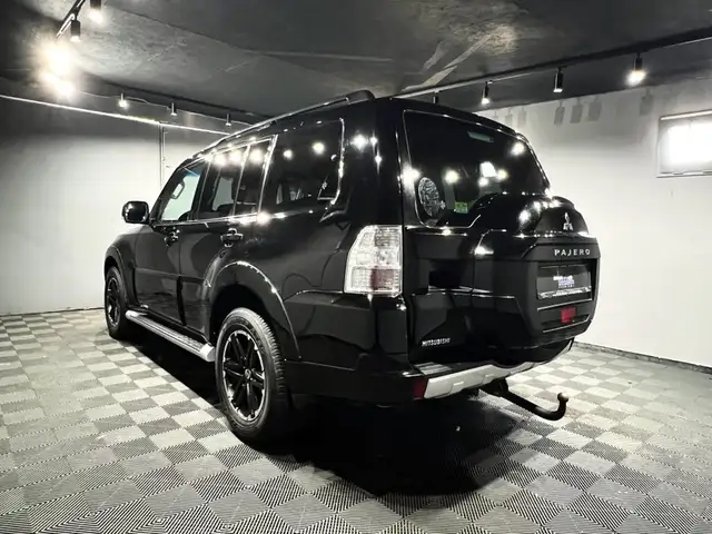 Mitsubishi Pajero view 3