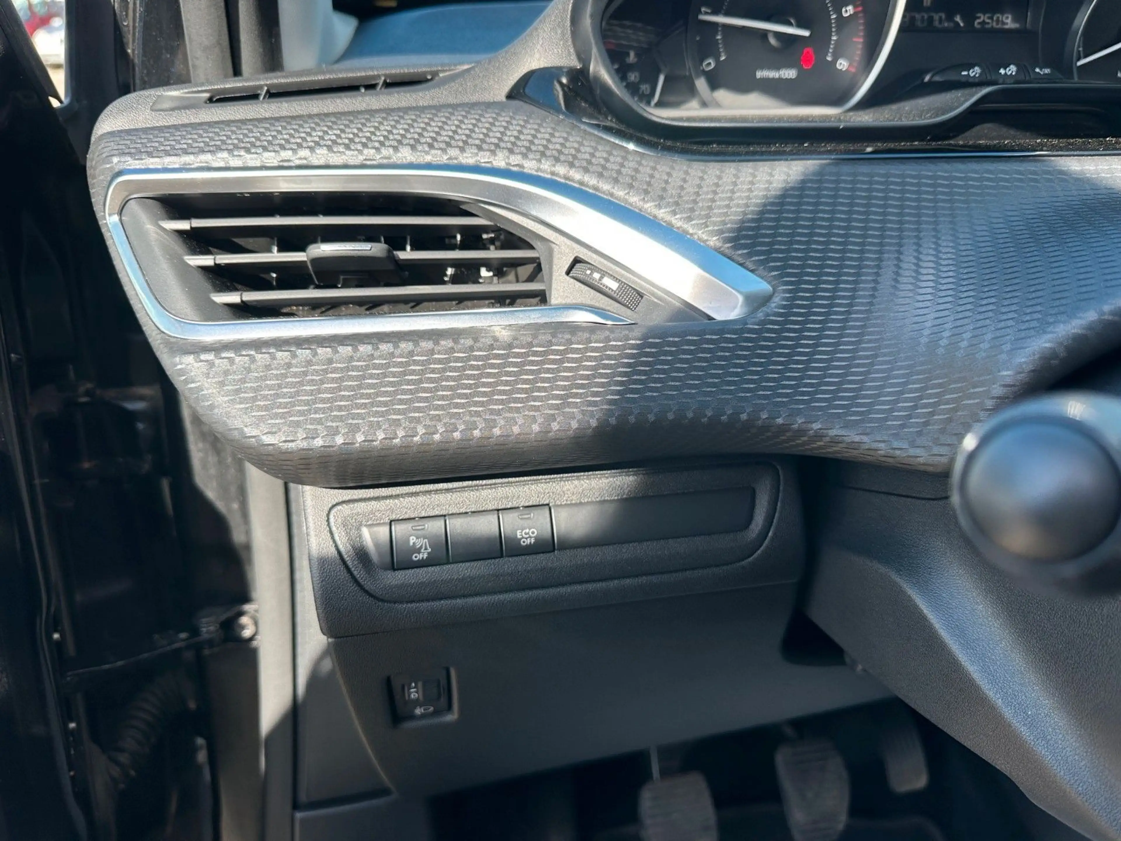 Peugeot 208 BlueHDi 100 Allure**1.Hand*Panorama*Kamera** — photo 15