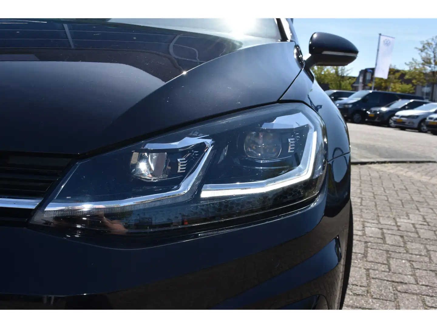 Volkswagen Golf 1.5 TSI 150PK DSG-7 Highline Business R | TREKHAAK Noir - 2