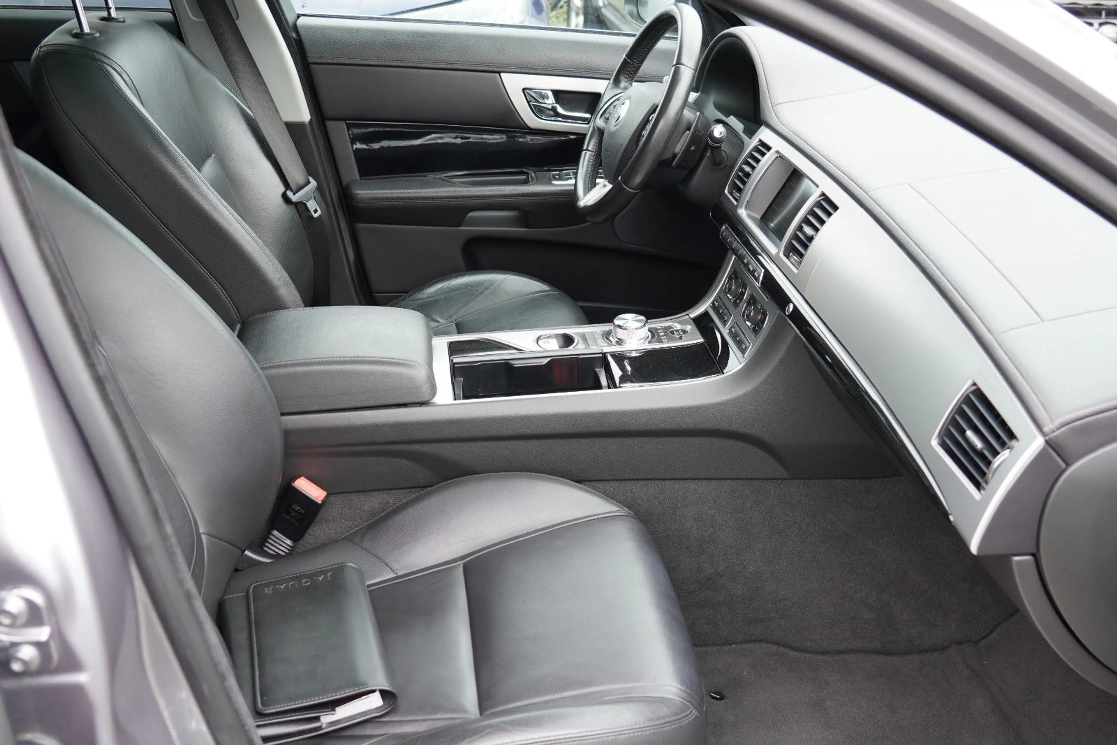 Jaguar XF Sportbrake 2.2 Diesel — photo 9