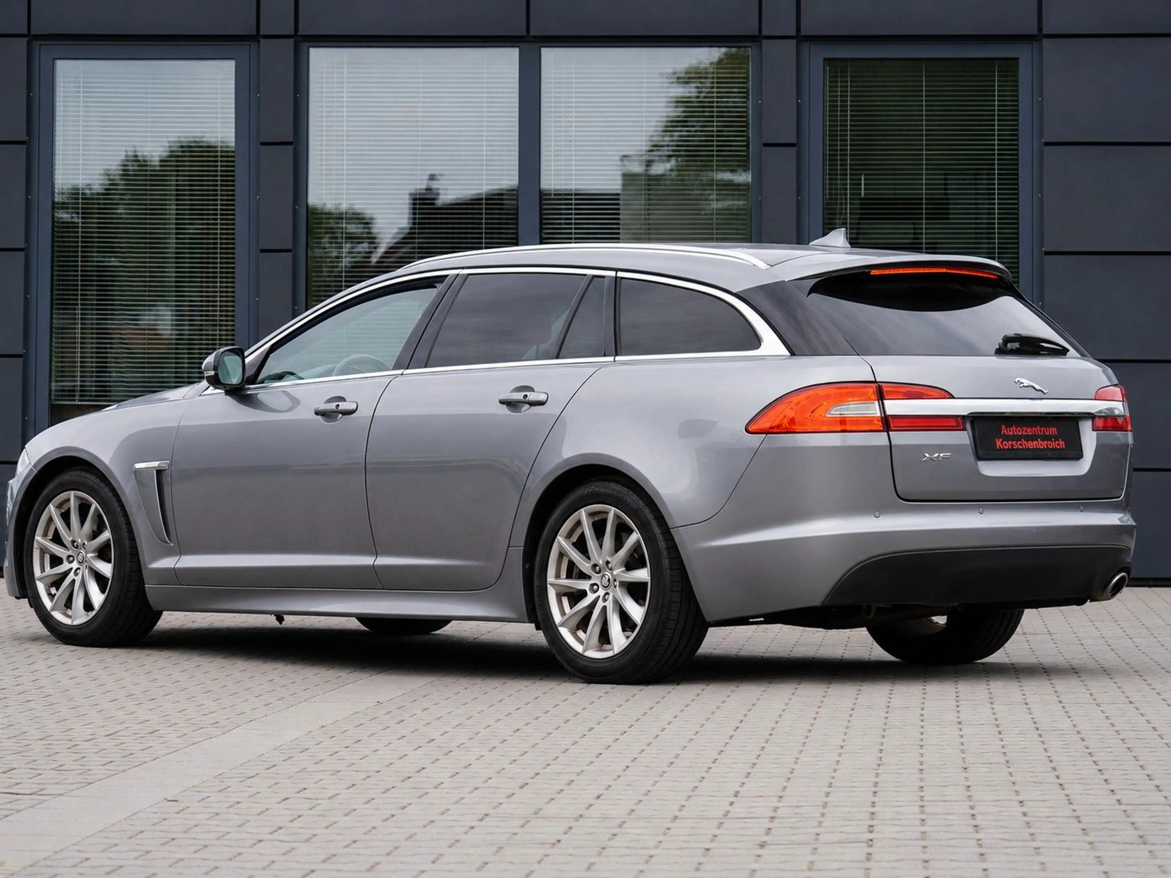 Jaguar XF Sportbrake 2.2 Diesel — photo 3