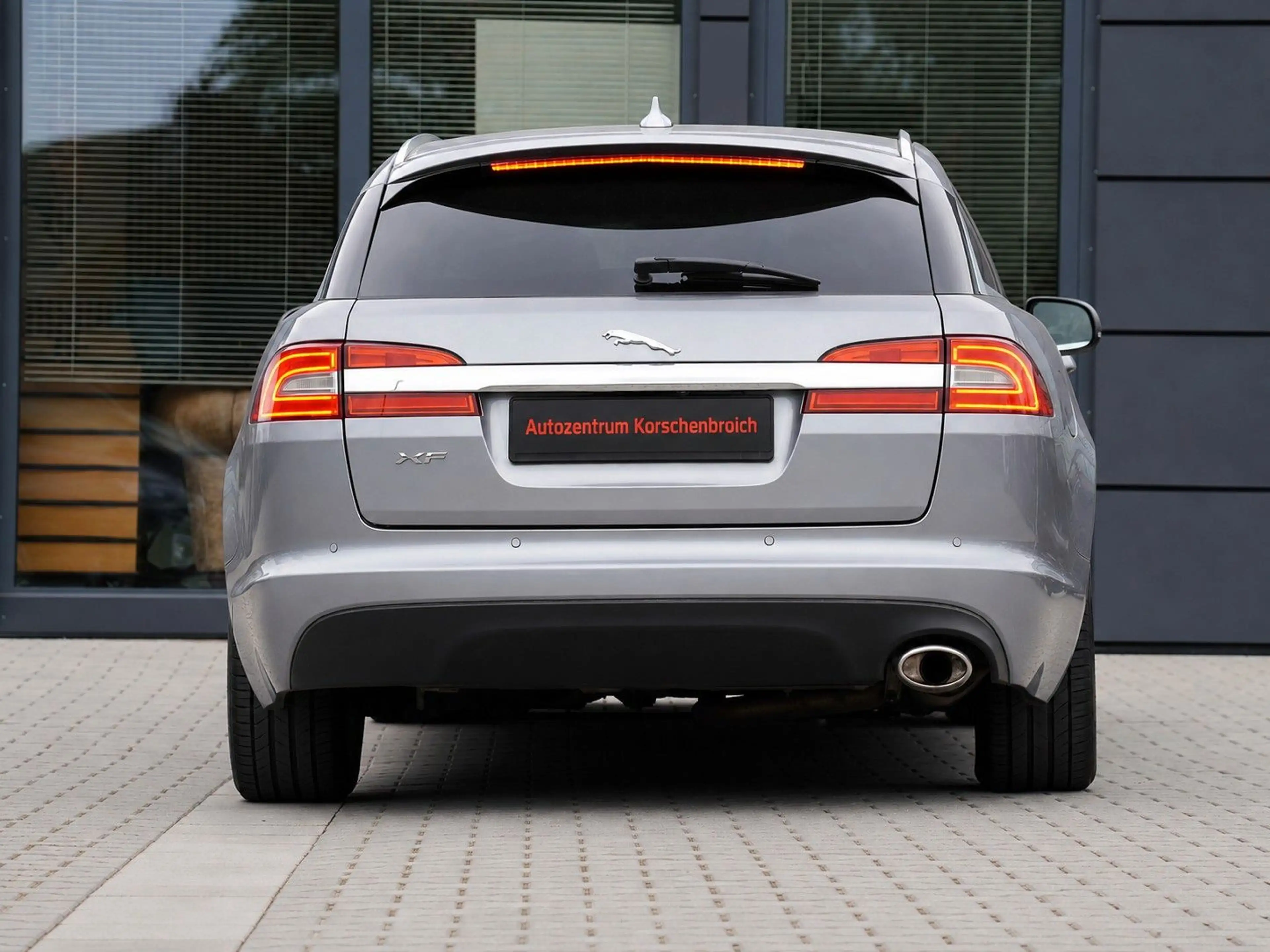 Jaguar XF Sportbrake 2.2 Diesel — photo 2