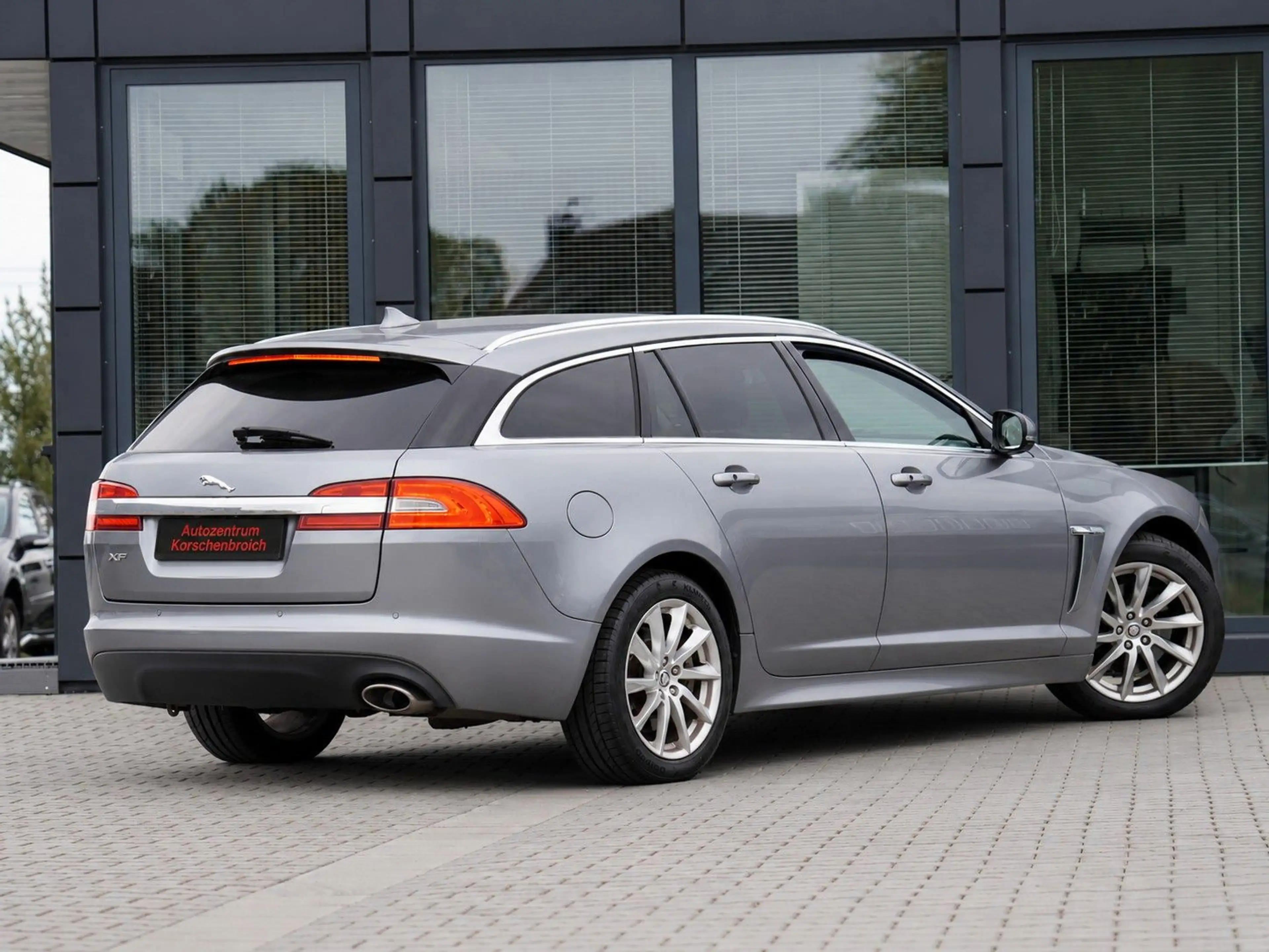 Jaguar XF Sportbrake 2.2 Diesel — photo 4