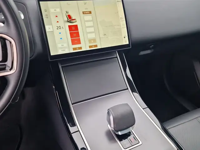 Land Rover Range Rover Velar view 7