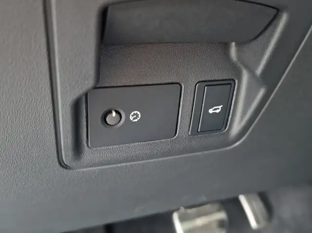 Land Rover Range Rover Velar view 14