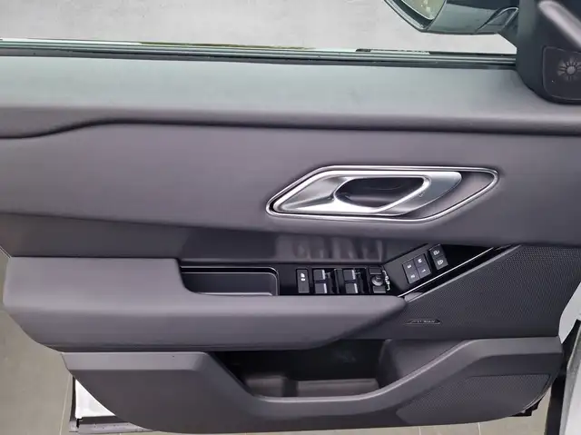 Land Rover Range Rover Velar view 13