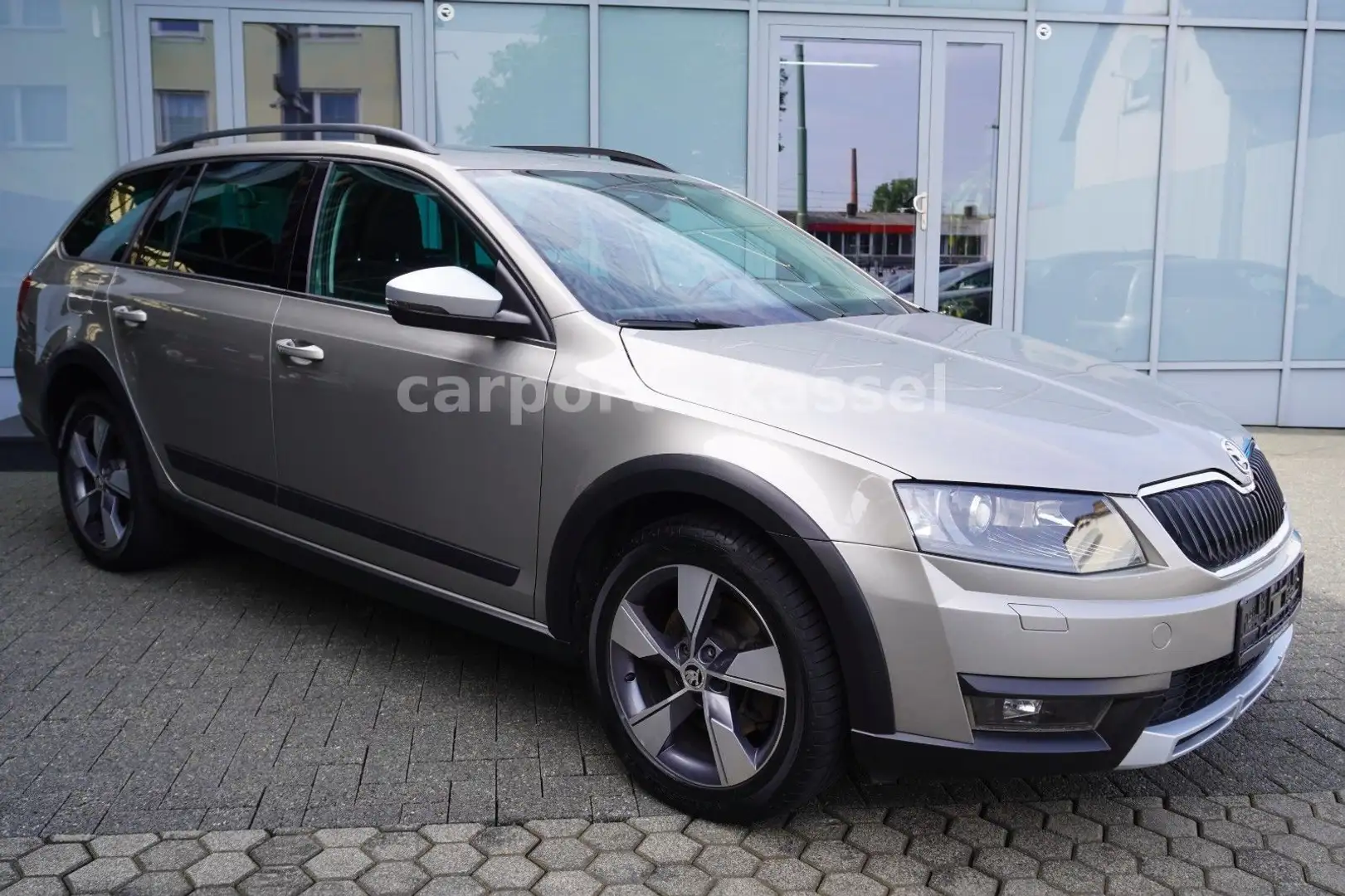 Skoda Octavia Combi Scout 4x4 Automatik/Pano/AHK/Euro6 Beige - 1