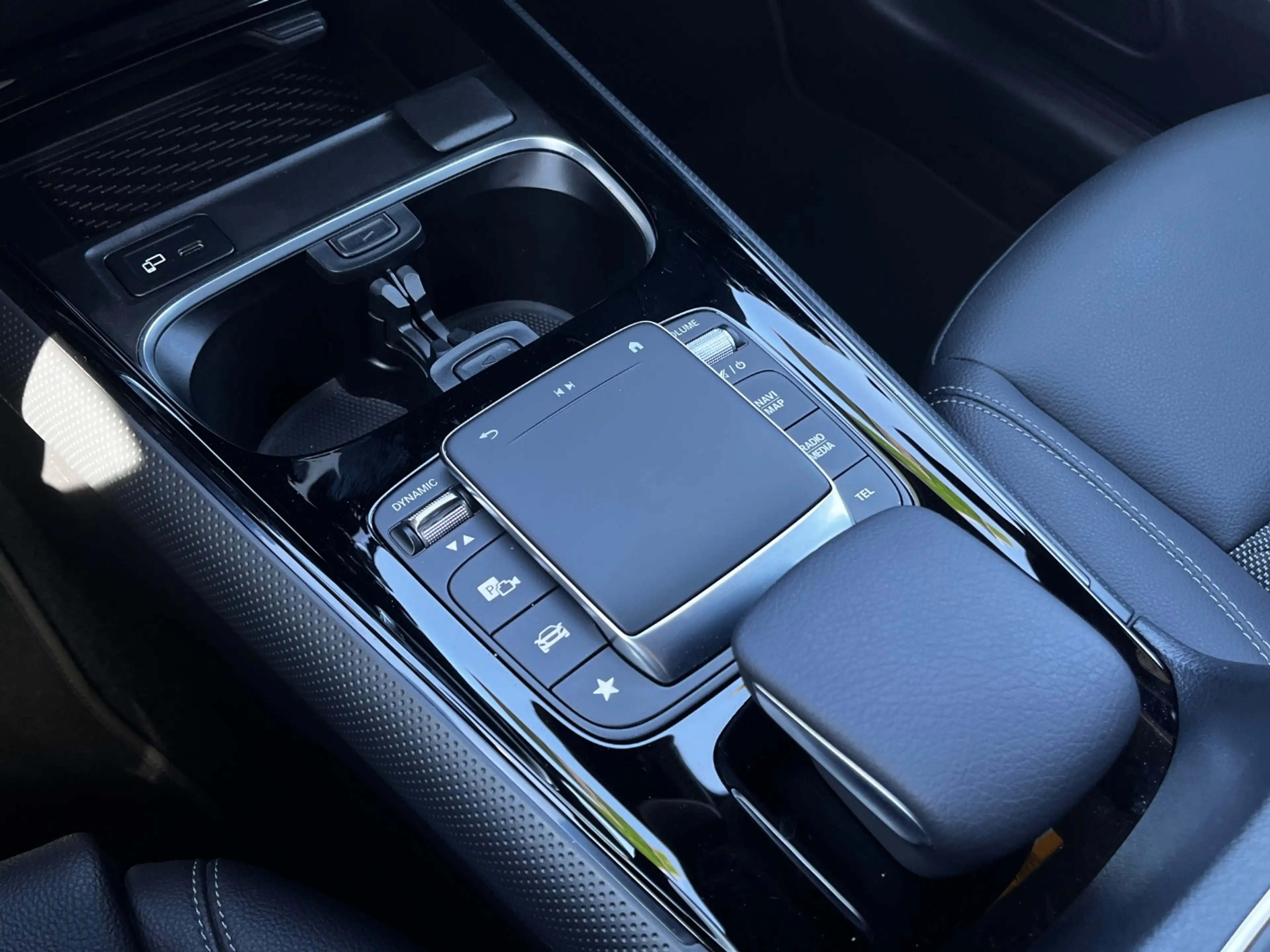 Mercedes-Benz GLA 220 d Style AHK+LED+Navi+SHZ+KlimaA+SKR&WKR — photo 24
