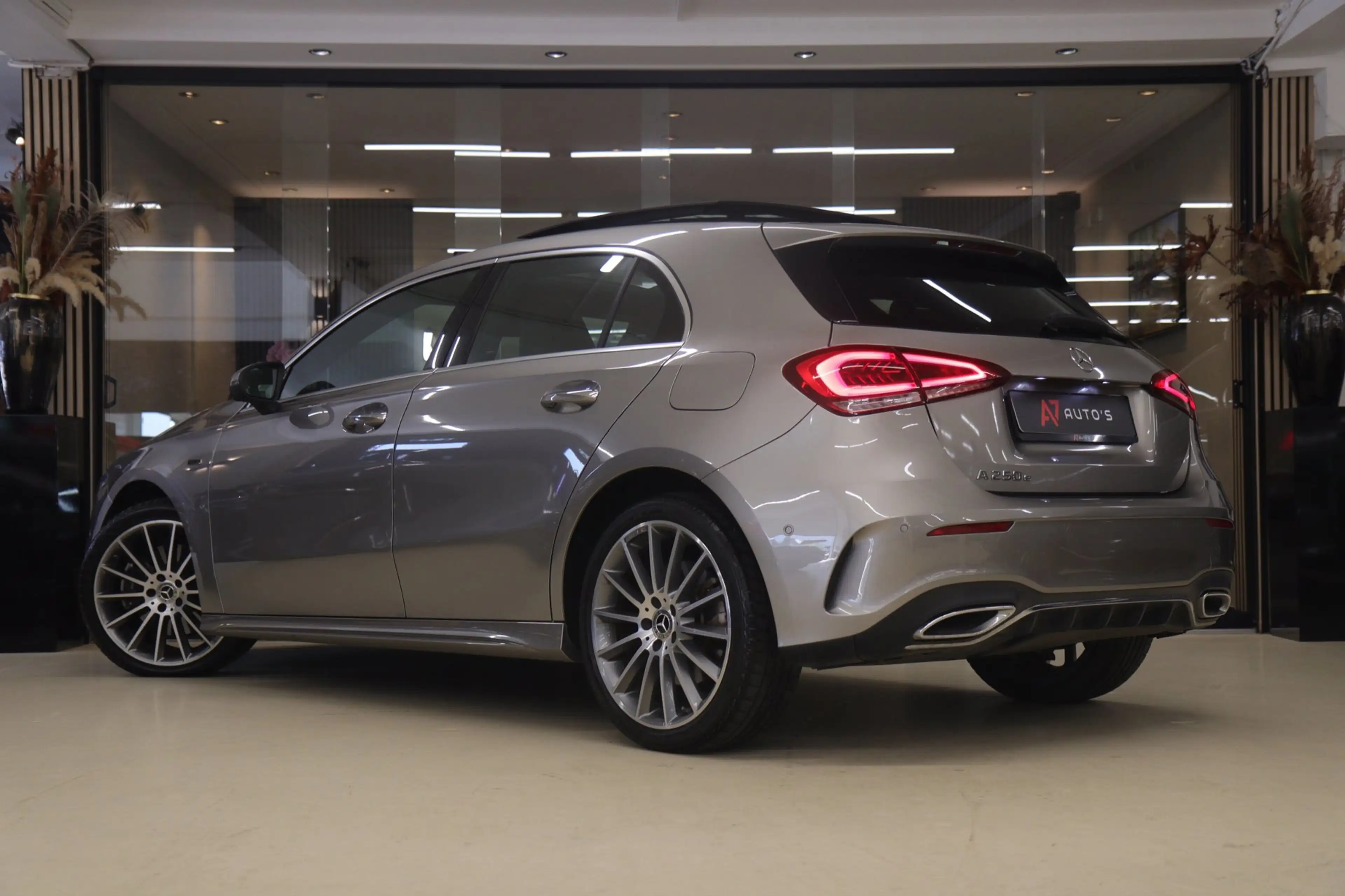 Mercedes-Benz A 250 e AMG Limited PANO/CARPLAY/CAM/ACC/MEMORY/VOL — photo 2