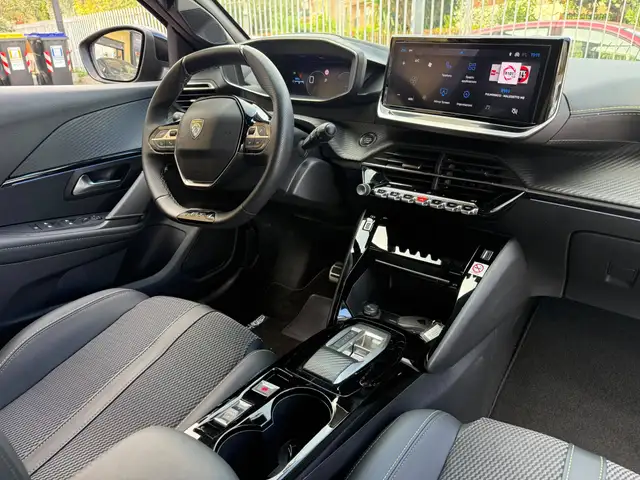 Peugeot 208 view 11