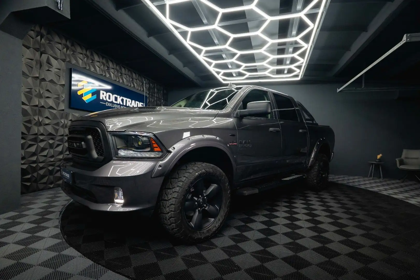 Dodge RAM 5.7 V8 HEMI 4x4 PUNISHER OFFROAD Night-Paket Grau - 1
