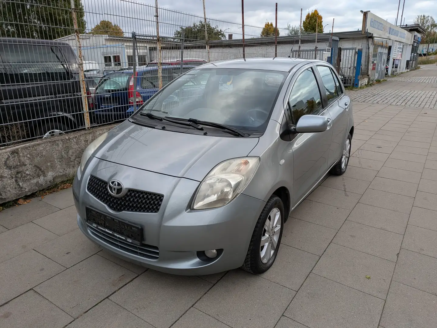 Toyota Yaris Team Gris - 1