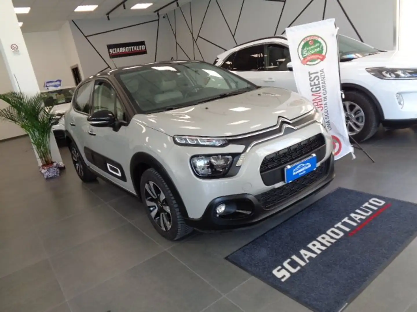 Citroen C3 C3 III 2017 1.2 puretech Shine s Beige - 2