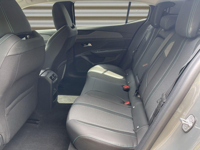 Peugeot 408 Allure Hybrid 145  e-DCS6 Navi+360° Kam+ACC+DAB+ — photo 12