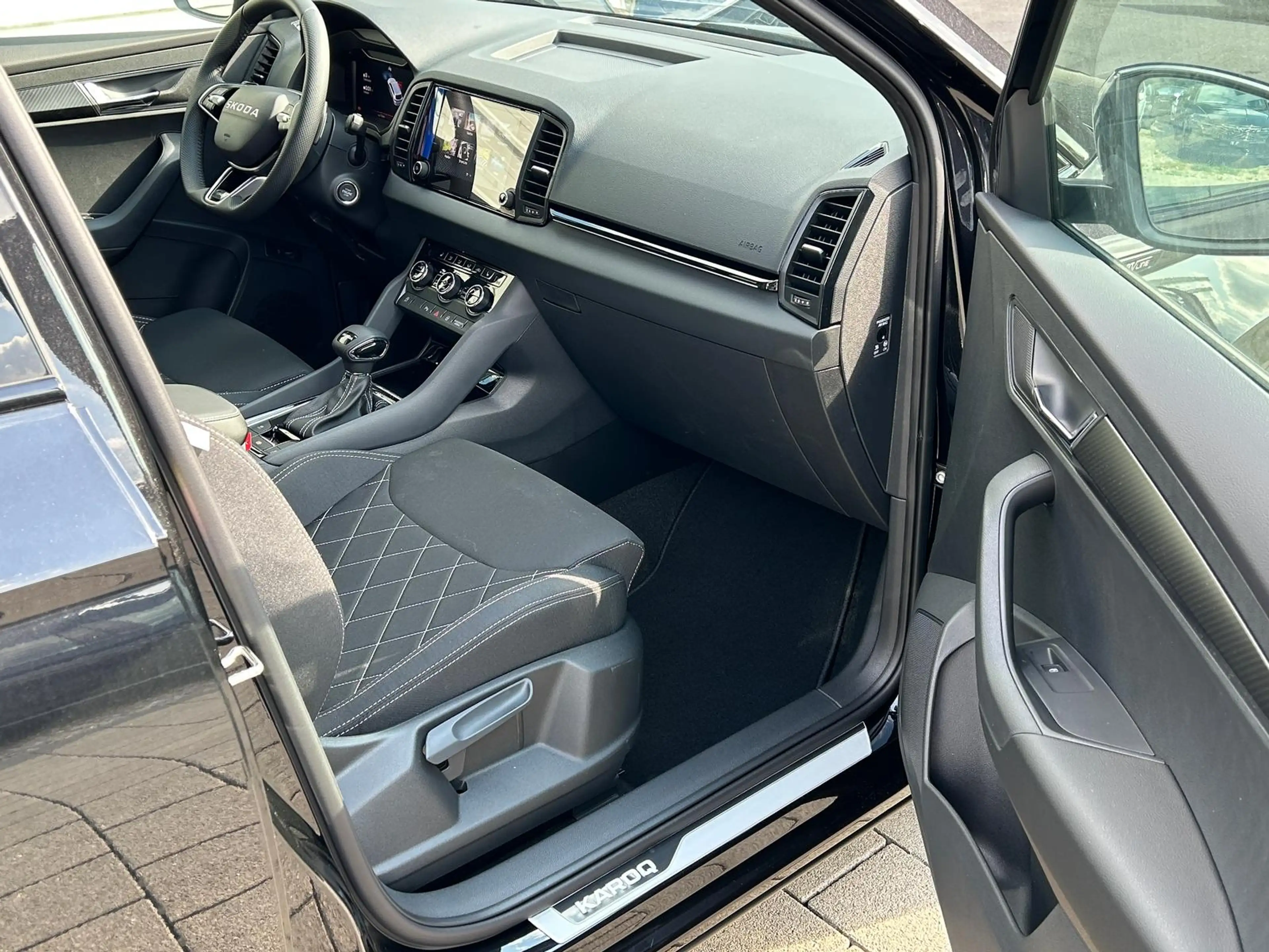 Skoda Karoq Sportline 2.0 TDI DSG AHK*NAVI*Android Auto**SHZ*K — photo 11
