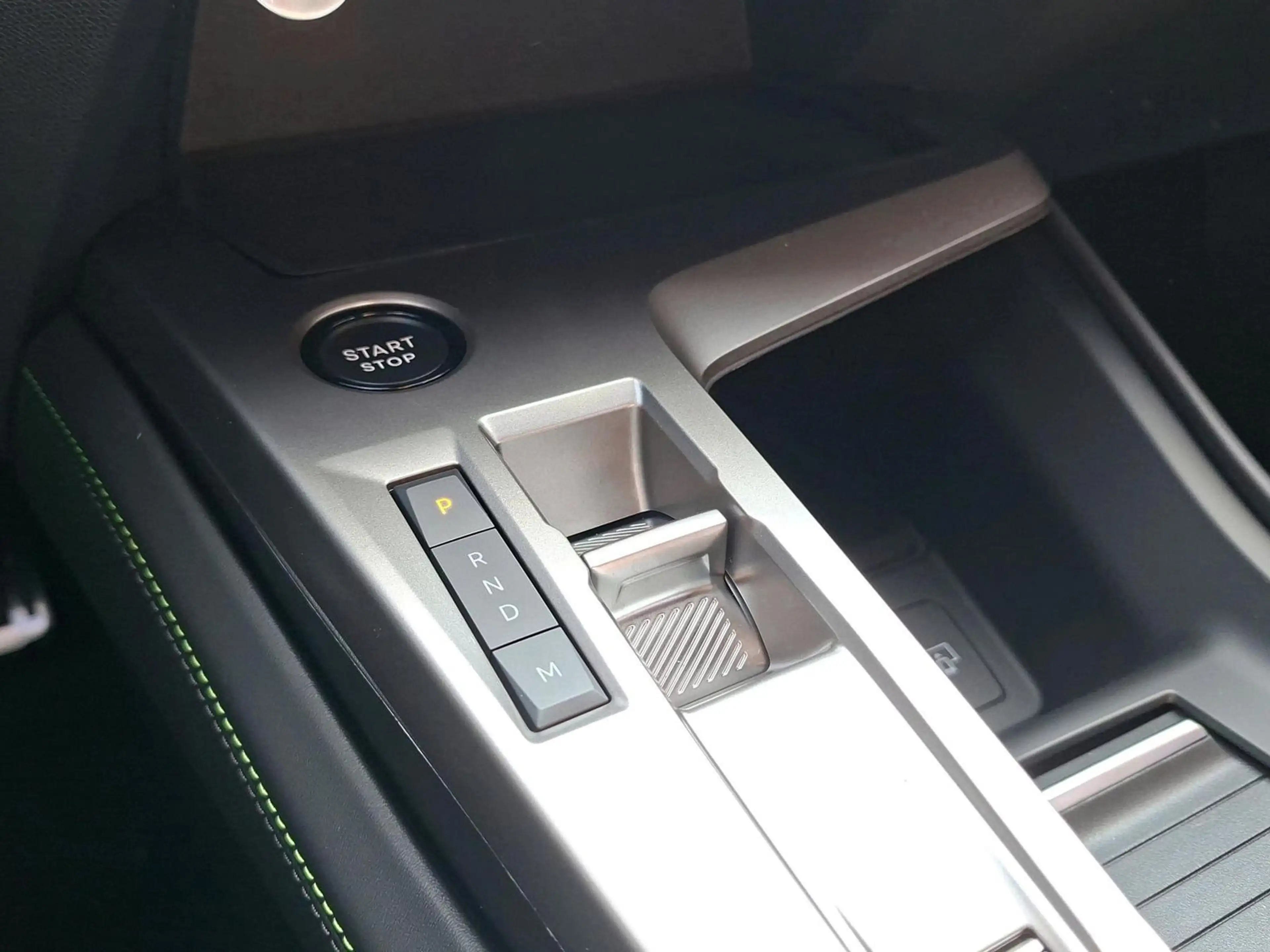 Peugeot 308 1.2 Hybrid 145 SW GT Exclusive — photo 11