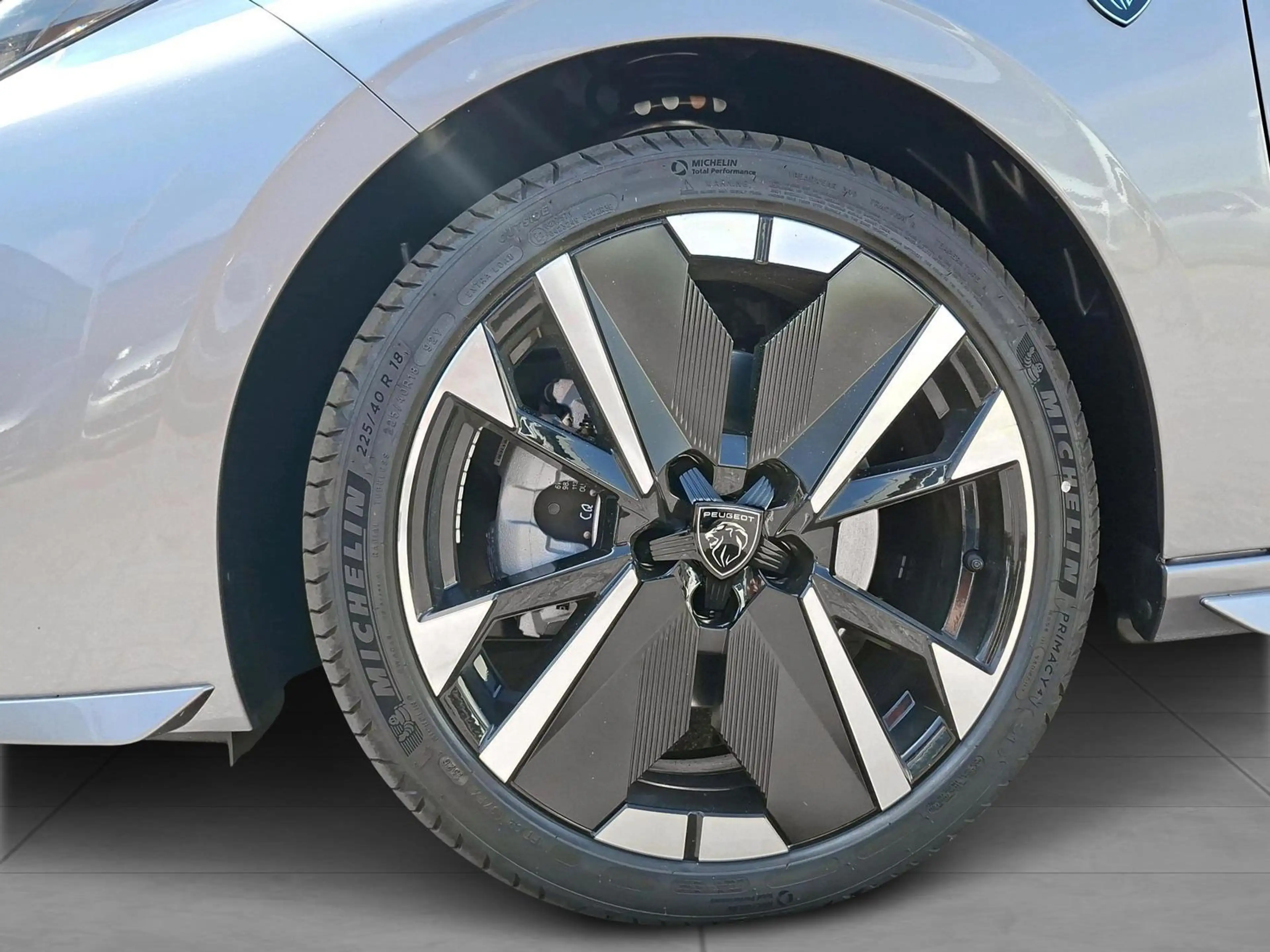 Peugeot 308 1.2 Hybrid 145 SW GT Exclusive — photo 6