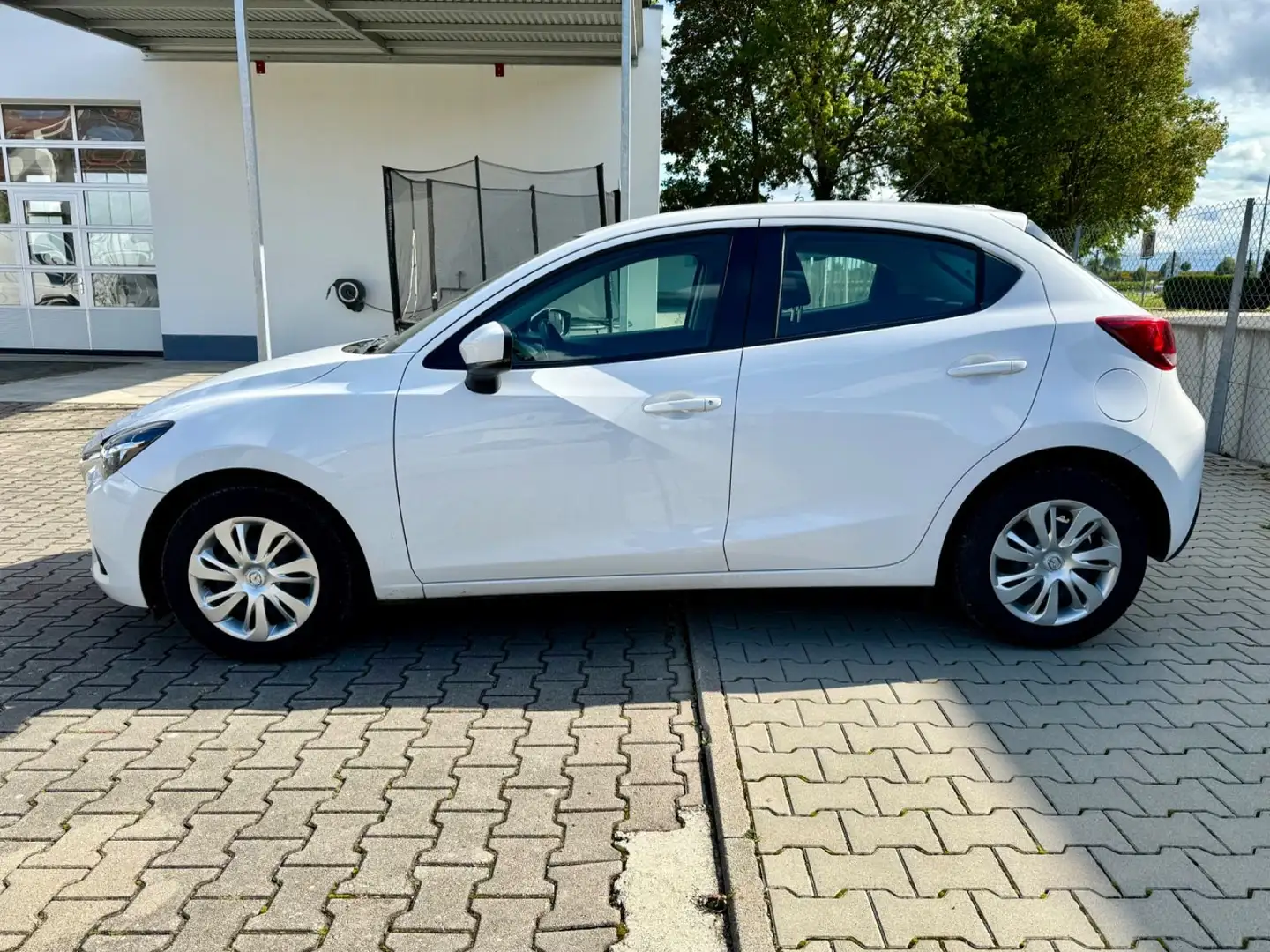 Mazda 2 Lim. KLIMAAUTOM*PDC*SITZHEIZUNG Weiß - 2