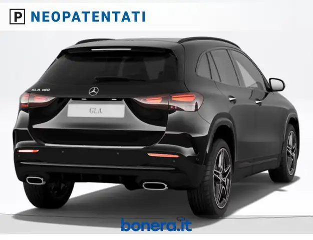 Mercedes-Benz GLA view 3