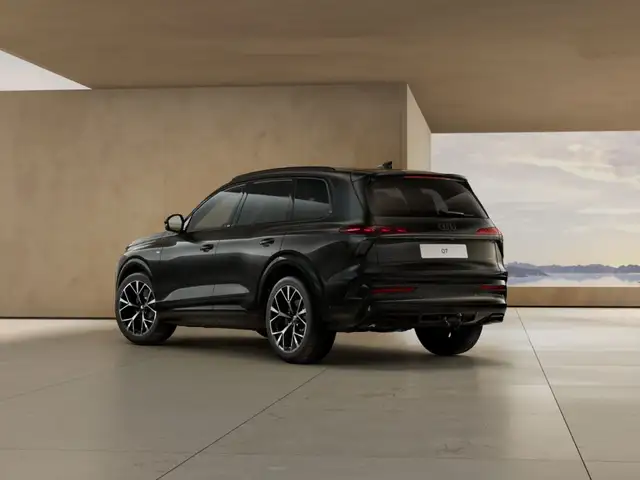 Audi Q7 view 5