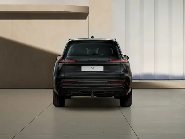Audi Q7 view 4