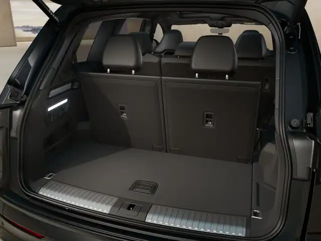 Audi Q7 view 12