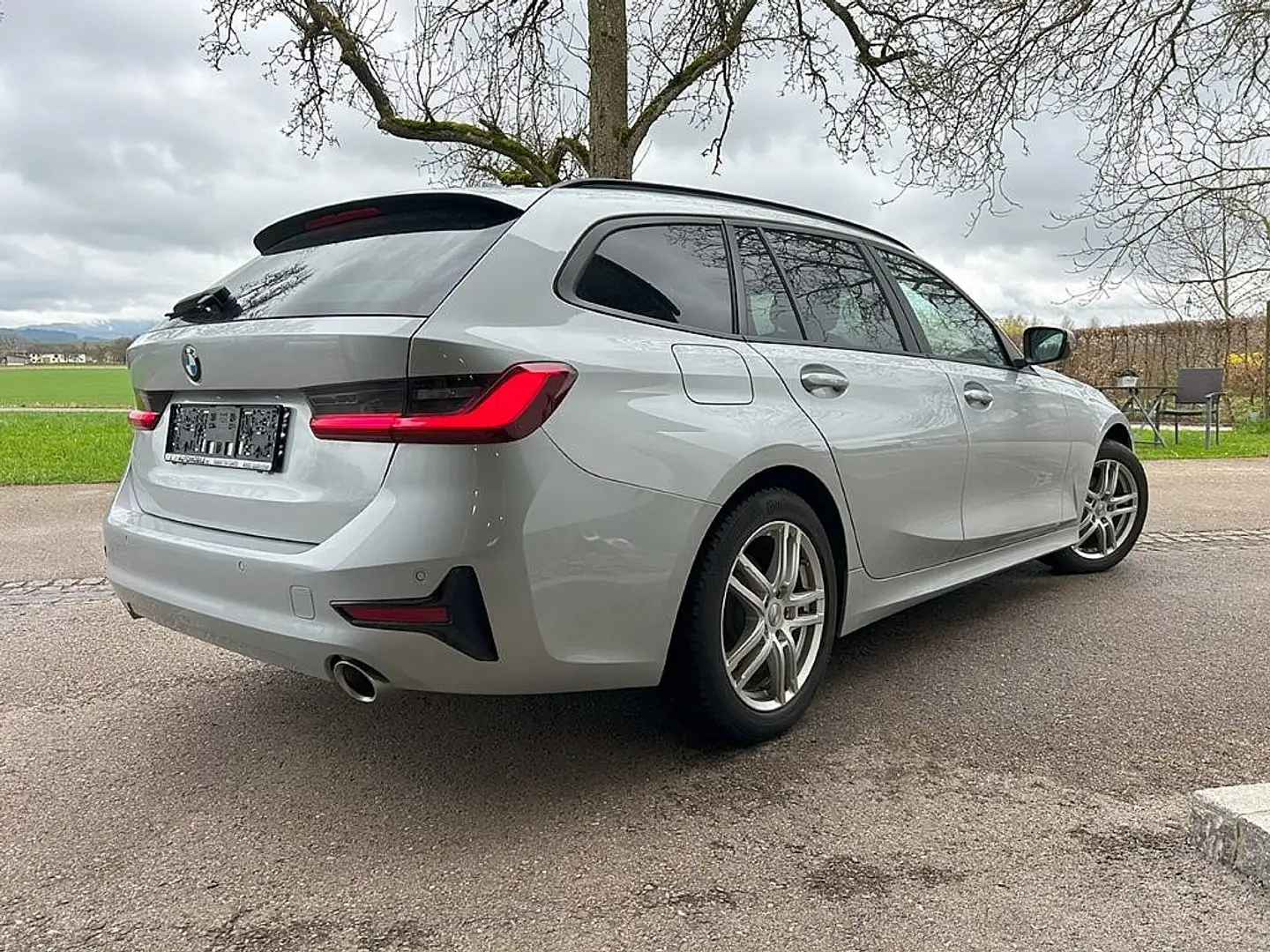 BMW 320 d xDrive Touring*LED Aut.*SHZ*NAVI* Argent - 2