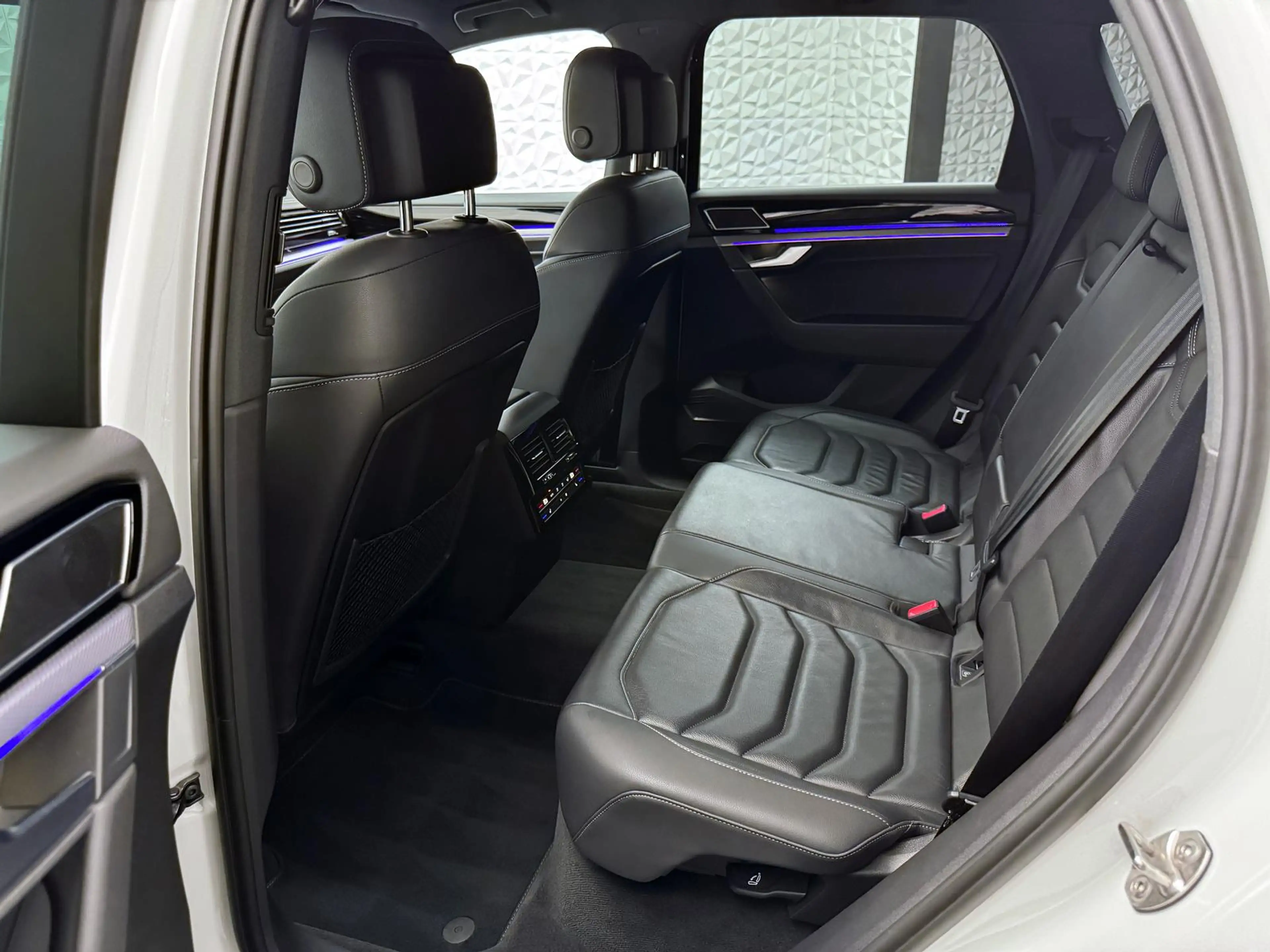 Volkswagen Touareg 3.0 TDI*R-LINE*IQ*ALLRADLENK*DYNAUDIO*STANDHZ*AHK — photo 11