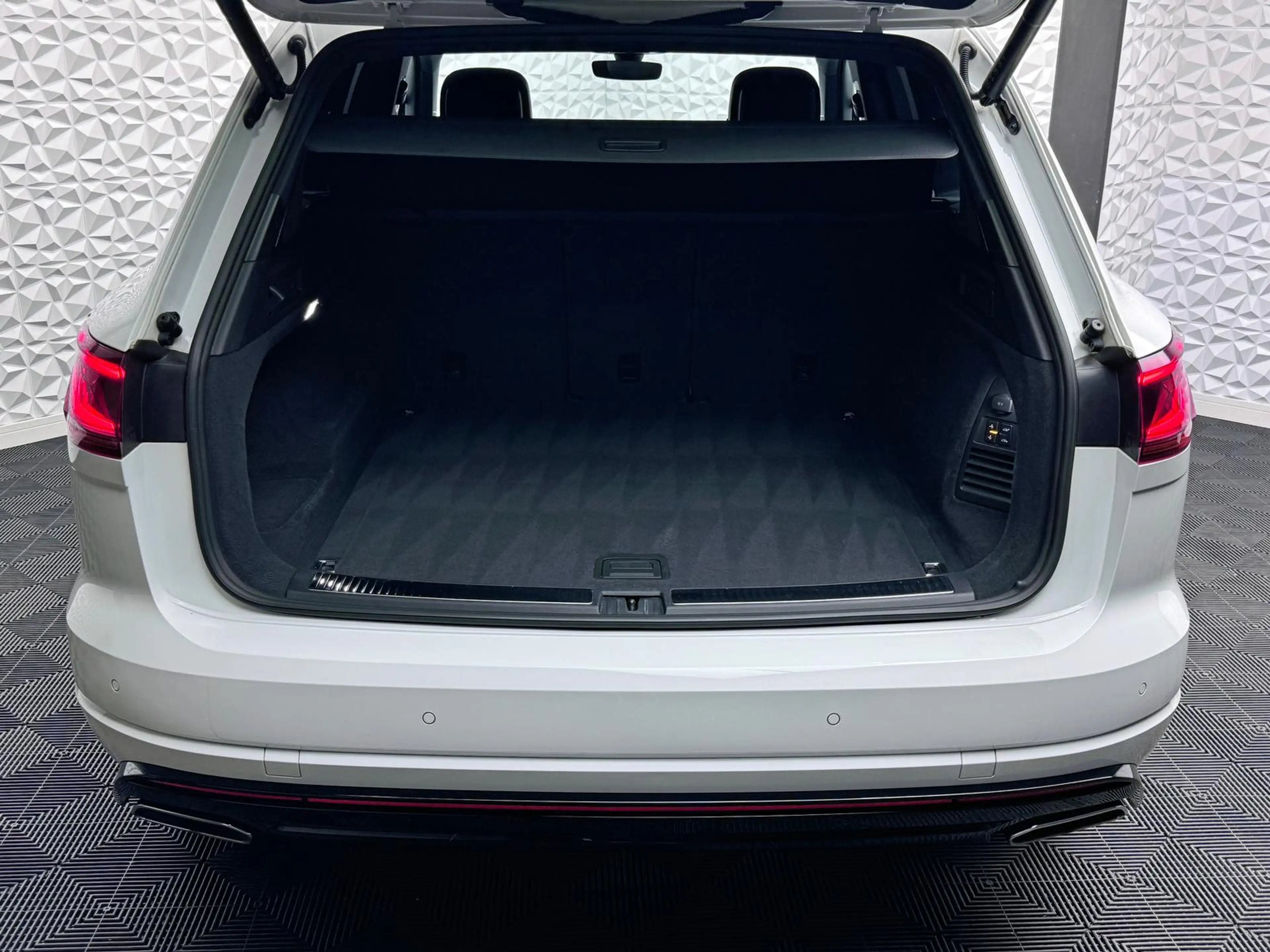Volkswagen Touareg 3.0 TDI*R-LINE*IQ*ALLRADLENK*DYNAUDIO*STANDHZ*AHK — photo 15