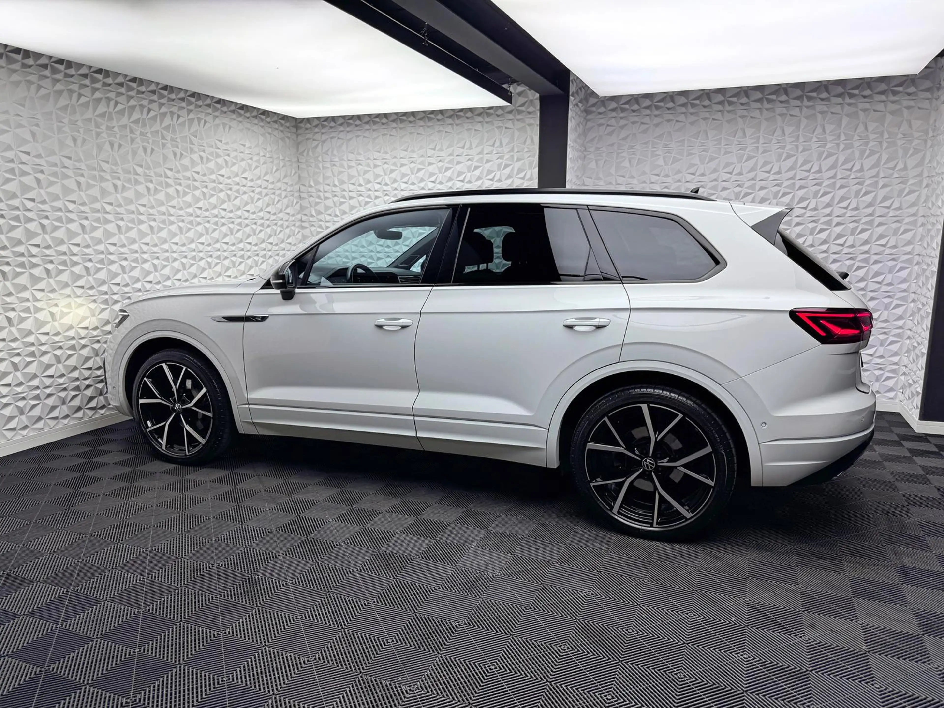 Volkswagen Touareg 3.0 TDI*R-LINE*IQ*ALLRADLENK*DYNAUDIO*STANDHZ*AHK — photo 5