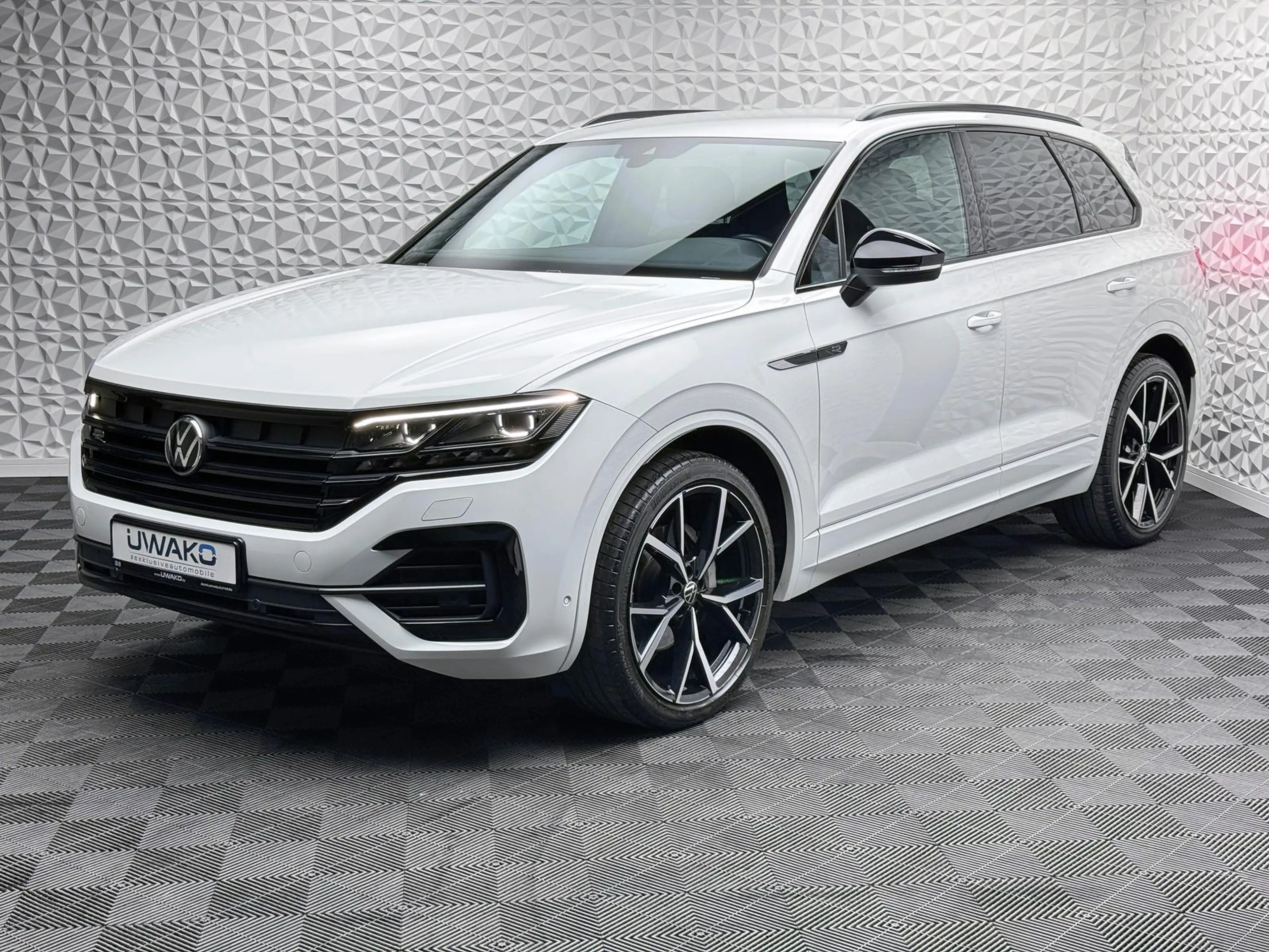 Volkswagen Touareg 3.0 TDI*R-LINE*IQ*ALLRADLENK*DYNAUDIO*STANDHZ*AHK — photo 2