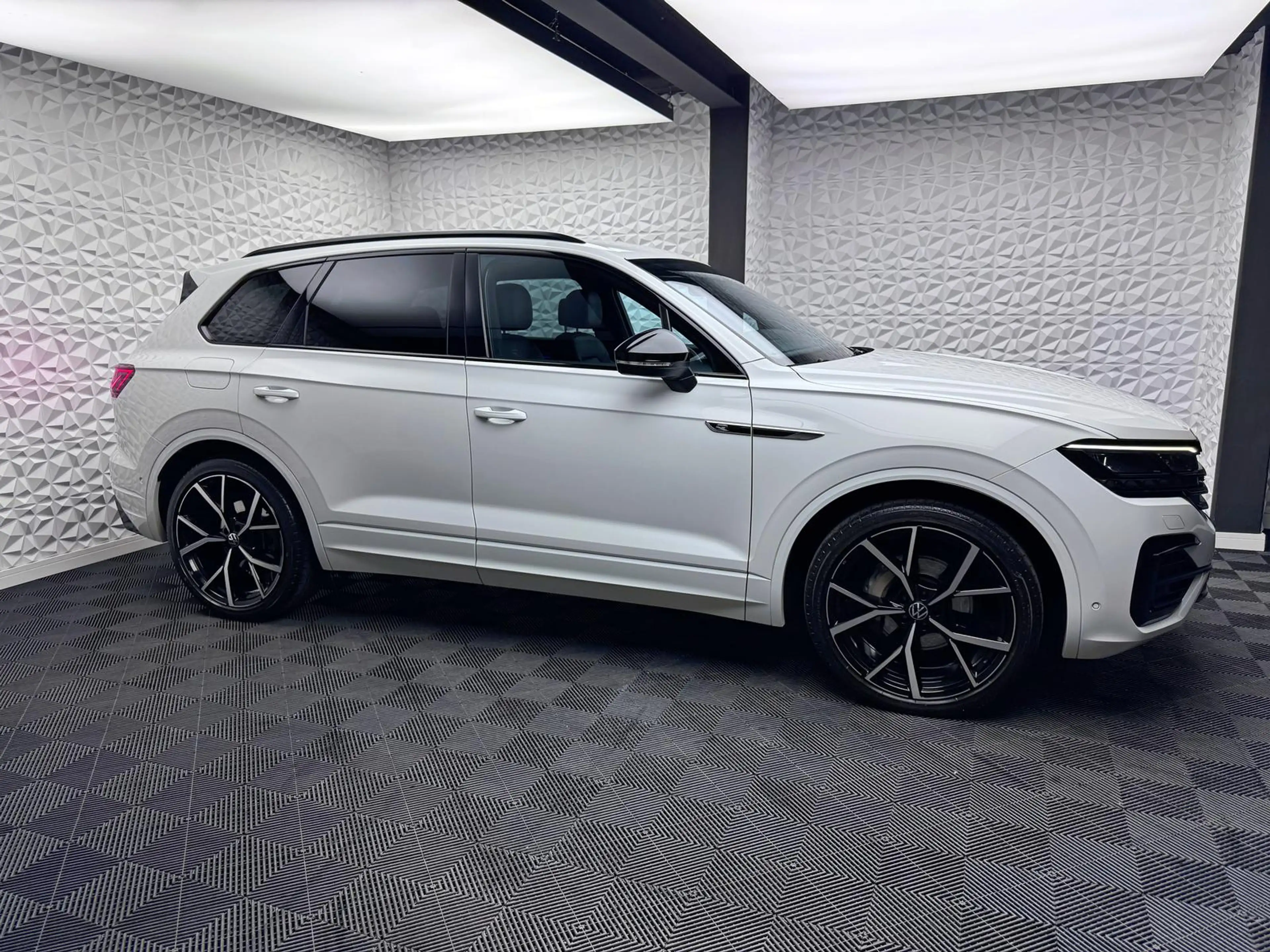 Volkswagen Touareg 3.0 TDI*R-LINE*IQ*ALLRADLENK*DYNAUDIO*STANDHZ*AHK — photo 4
